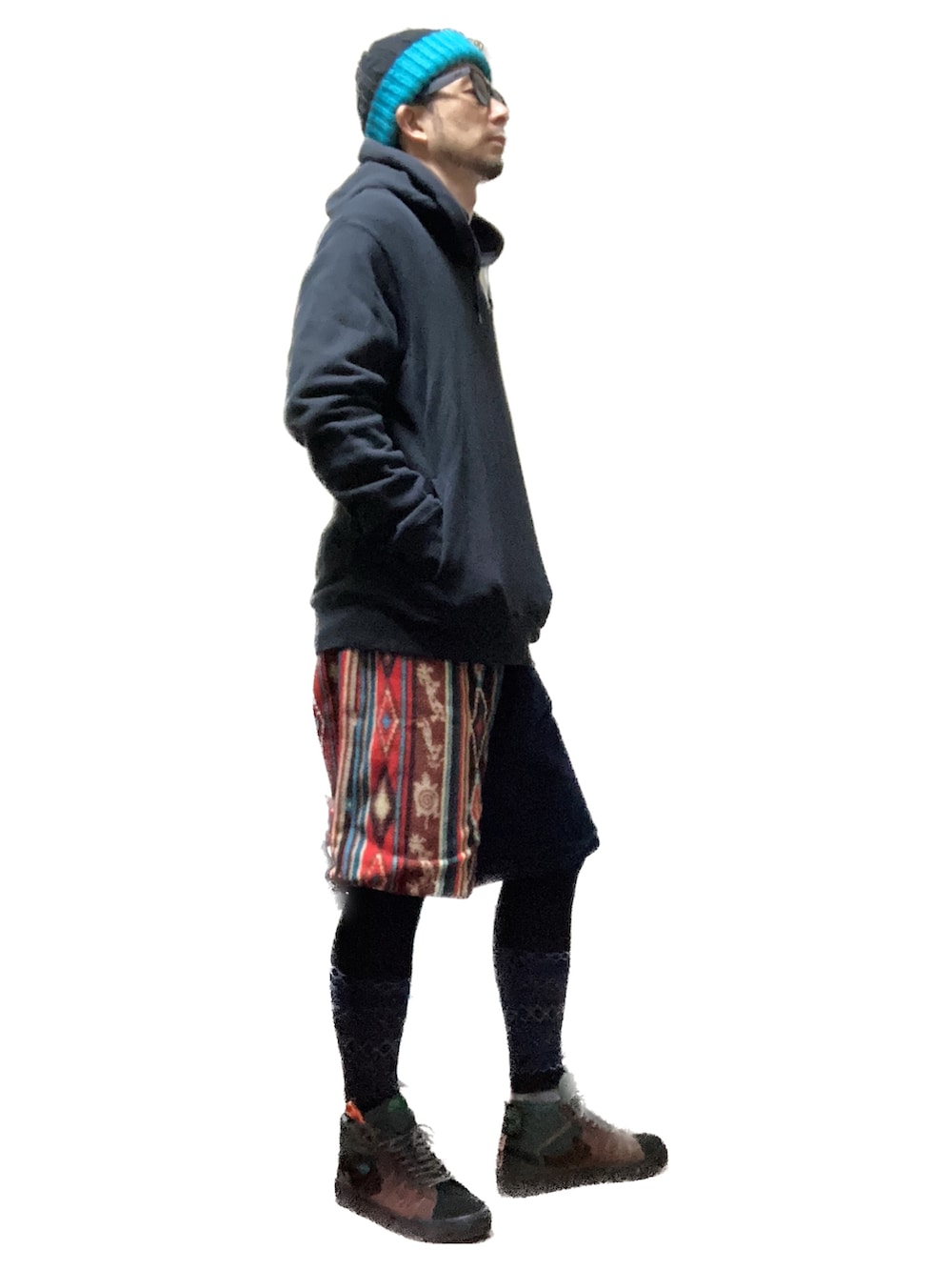 「おじさん、あごひげ、もみあげ、ニット帽、パーカー、ショートパンツ、タイツ、スニーカー、重ね着ベストシーズン」｜「UNIQLOのスウェットプルパーカ（長袖）（パーカー、ブラック系）」を使った、モミヒゲさん（メンズ・175cm）の秋コーディネートの2枚目の写真