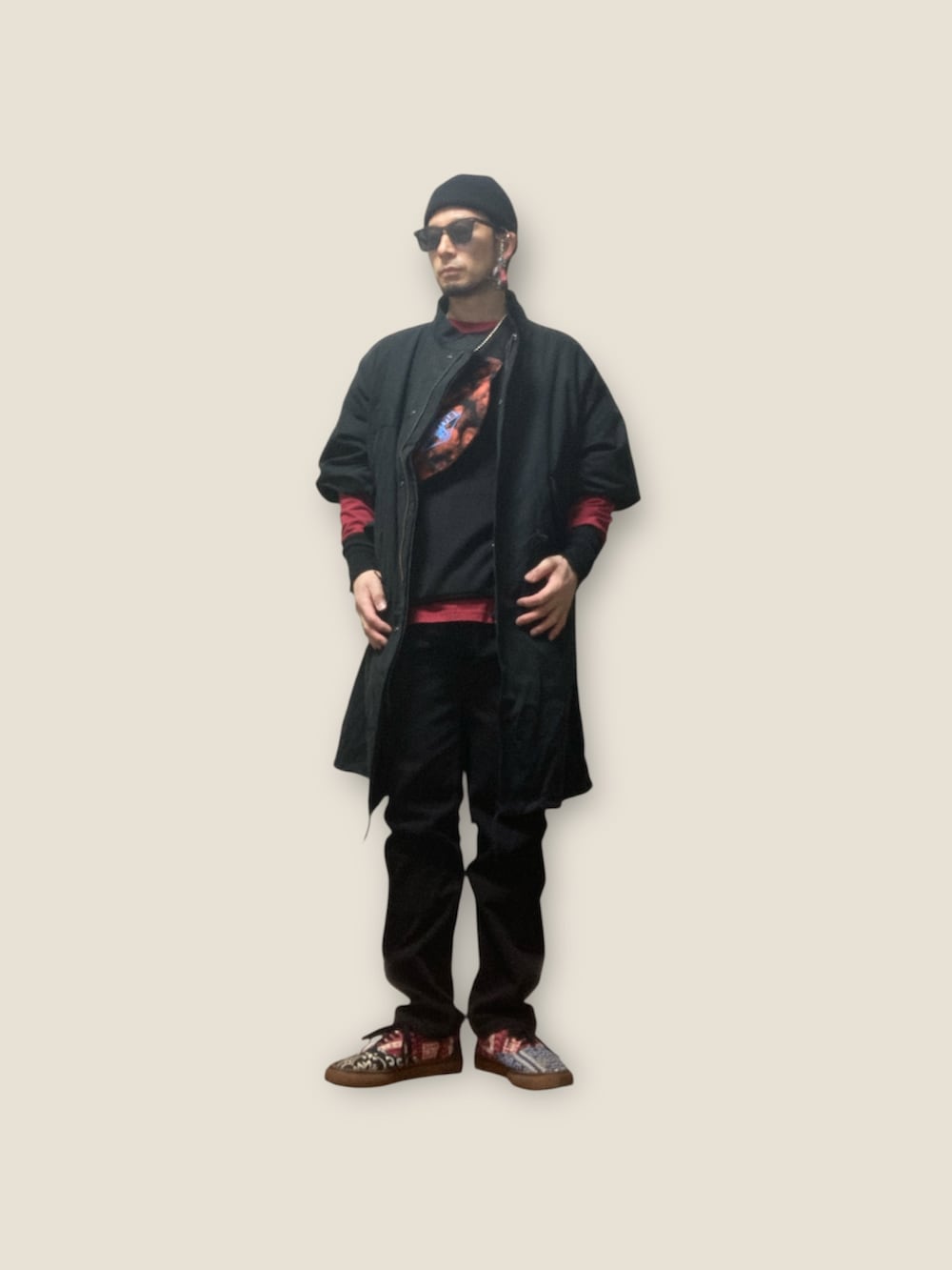 グレー系のネクタイ、オレンジ系のボディバッグ/ウエストポーチ、ブラック系のキーホルダーを着用したメンズの春コーディネートの5枚目の写真