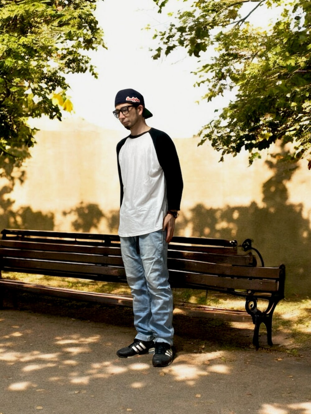 「おじさん、あごひげ、もみあげ、キャップ、ラグランTシャツ、デニムパンツ、スニーカー、アルゴリズム体操」｜「Gramicciのアイテム（デニムパンツ、ブルー系）」を使った、モミヒゲさん（メンズ・175cm）の秋コーディネートの2枚目の写真