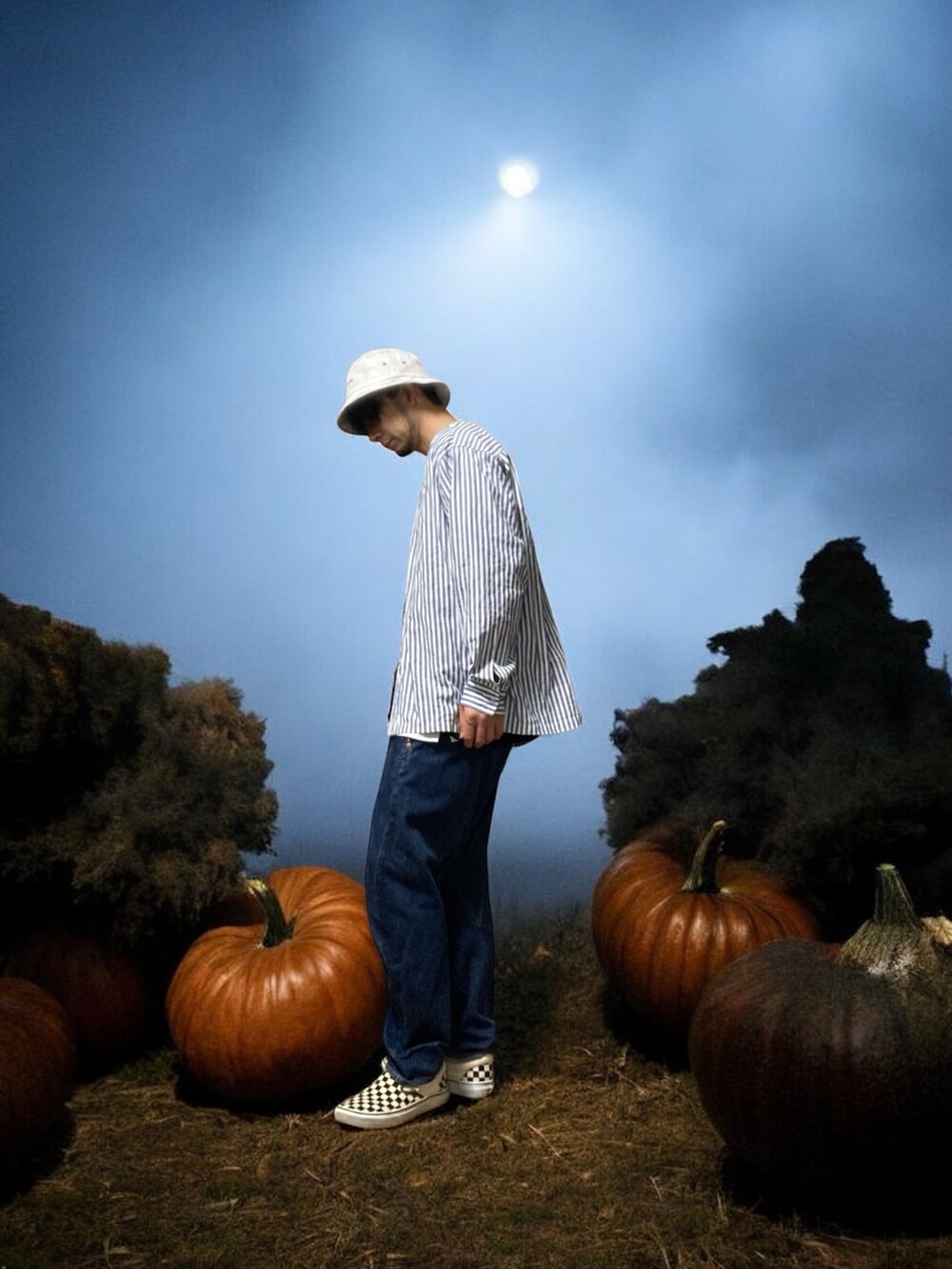 「おじさん、あごひげ、もみあげ、バケットハット、シャツスタイル、デニムパンツ、スニーカー」｜「Levi'sの【LEVI'S】ＬＥＪ５７０バギーテーパー（デニムパンツ、ブルー系）」を使った、モミヒゲさん（メンズ・175cm）の秋コーディネートの2枚目の写真