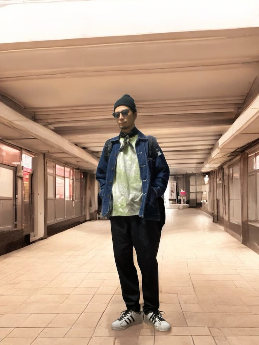 ブラック系のチノパンツ、グリーン系のスウェット、ホワイト系のスニーカーを着用したメンズの秋コーディネートの2枚目の写真