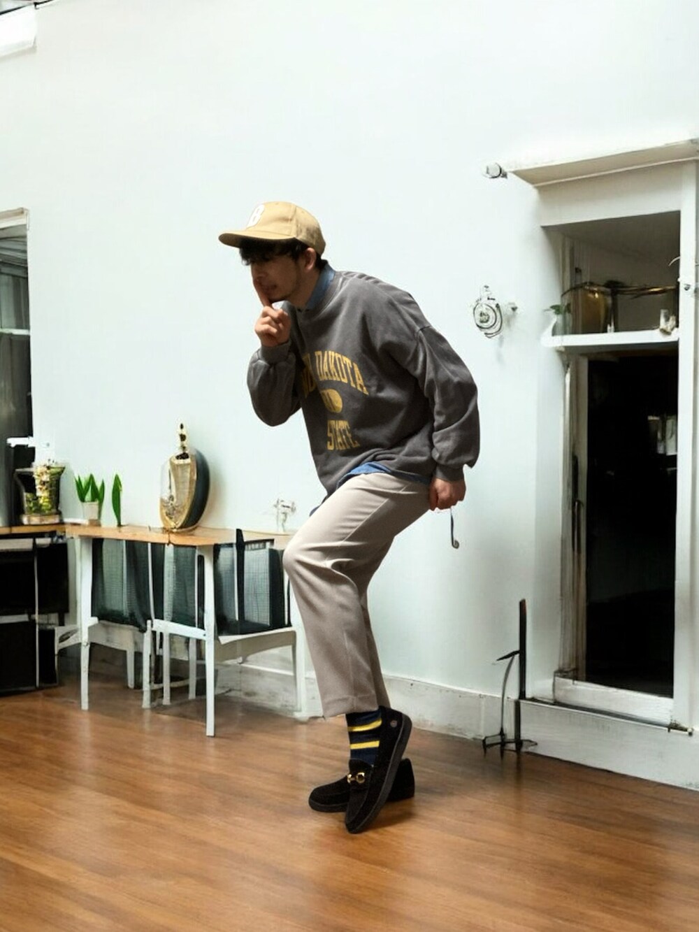 「おじさん、あごひげ、もみあげ、キャップ、スウェット、スラックス、ローファー」｜「GRAVISの【gravis】ODJICK BITS（ローファー、ブラック系）」を使った、モミヒゲさん（メンズ・175cm）の春コーディネートの4枚目の写真