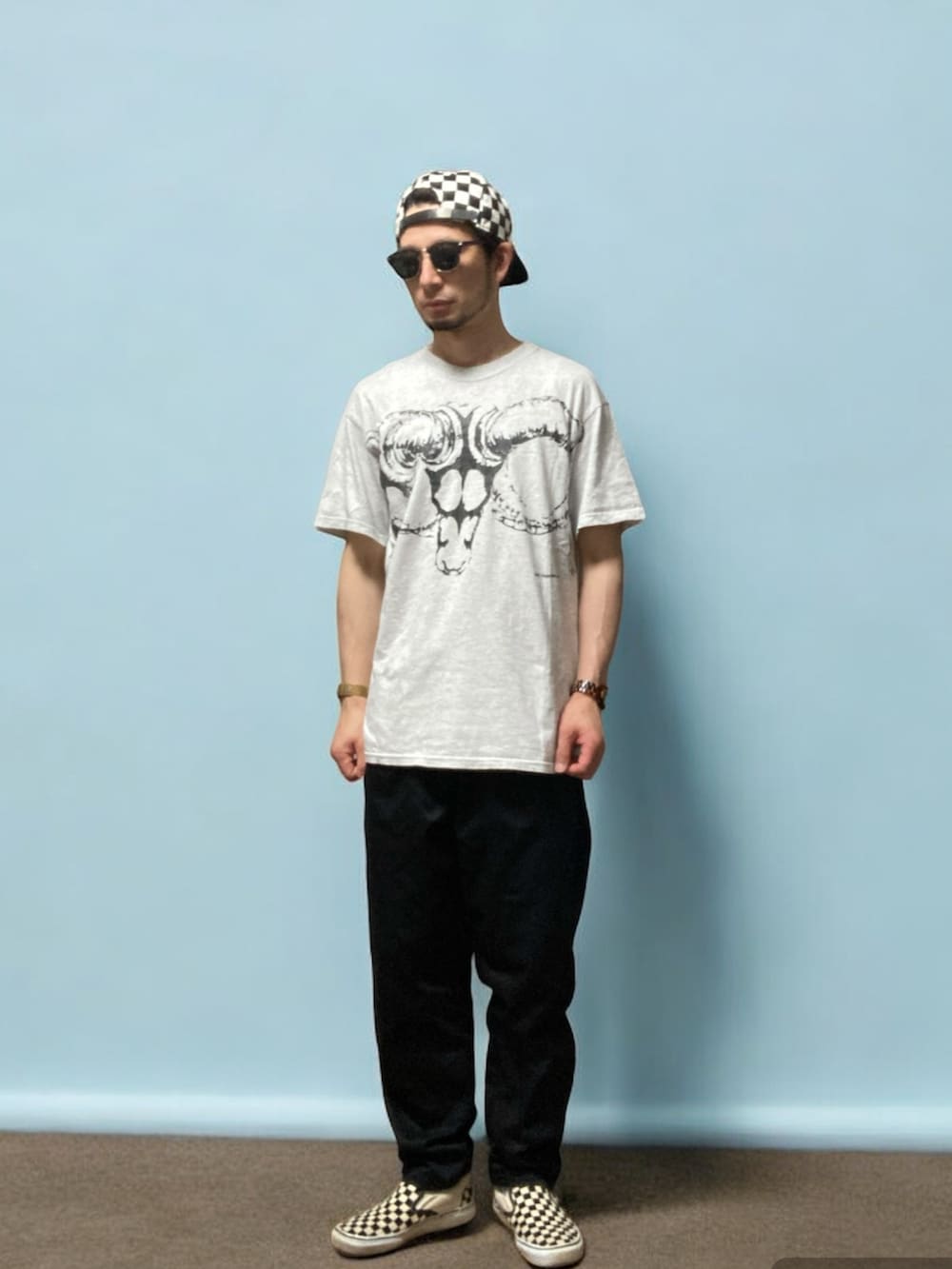 「おじさん、あごひげ、もみあげ、キャップ、Tシャツ、チノパン、スリッポン、チェッカーフラッグ」｜「GDCのアイテム（Tシャツ/カットソー、グレー系）」を使った、モミヒゲさん（メンズ・175cm）の夏コーディネートの3枚目の写真