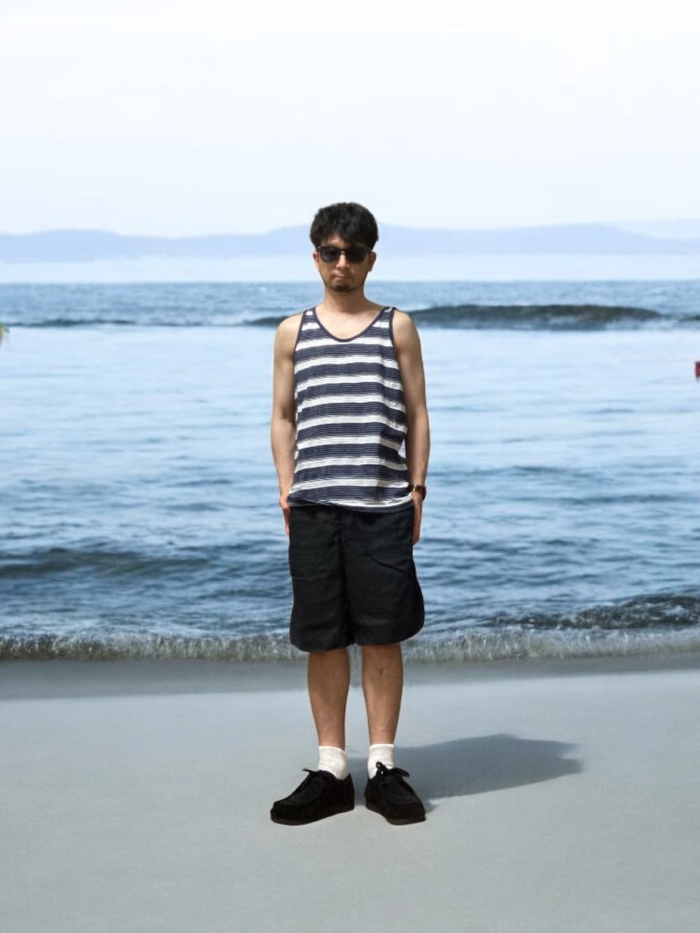 「おじさん、あごひげ、もみあげ、バンドカラーシャツ、タンクトップ、短パン、モカシンシューズ」｜「Universal Style WearのUniversal Style Wear キューバ パンツ（その他パンツ、ブラック系）」を使った、モミヒゲさん（メンズ・175cm）の春コーディネートの4枚目の写真