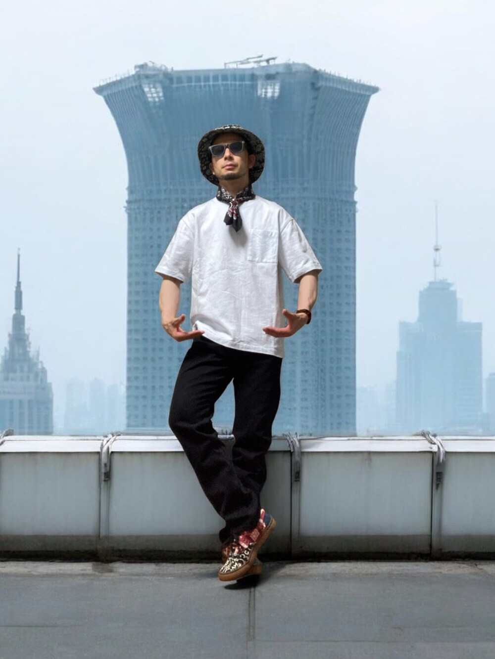 イエロー系のシャツ/ブラウス、ホワイト系のTシャツ/カットソー、ブラック系のデニムパンツを着用したメンズの夏コーディネートの2枚目の写真