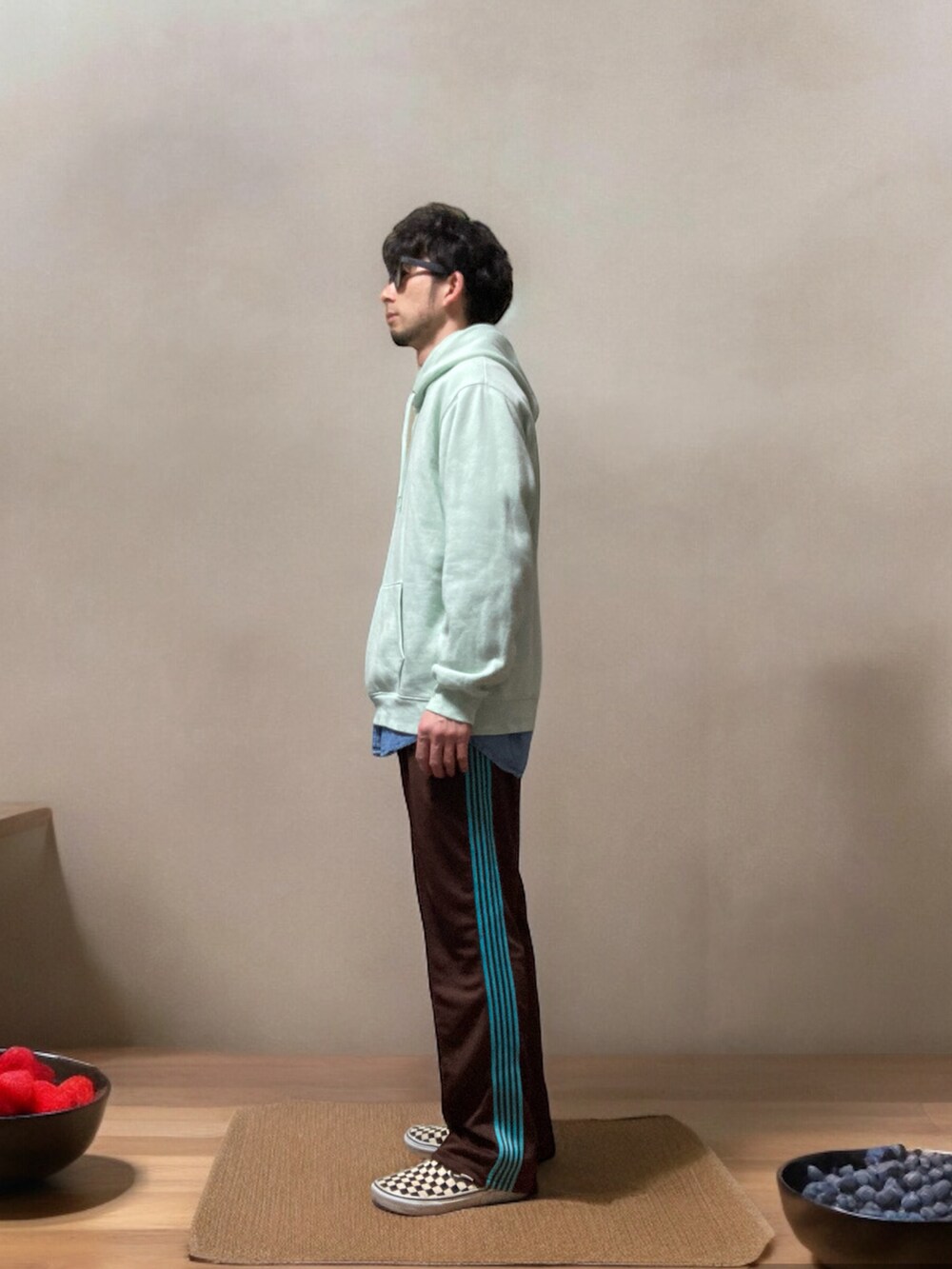 「おじさん、あごひげ、もみあげ、パーカー、トラックパンツ、スリッポン、デニムシャツ」｜「improvesの【UAU】ライントラック パンツ セットアップ対応（その他パンツ、ブラウン系）」を使った、モミヒゲさん（メンズ・175cm）の春コーディネートの3枚目の写真