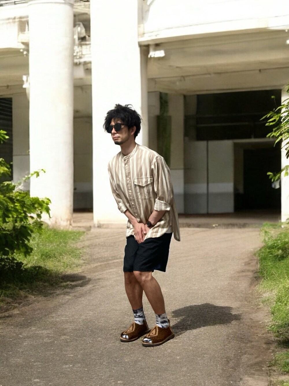 ブラウン系のサンダル、ブラック系のその他パンツ、ベージュ系のシャツ/ブラウスを着用したメンズの秋コーディネートの3枚目の写真