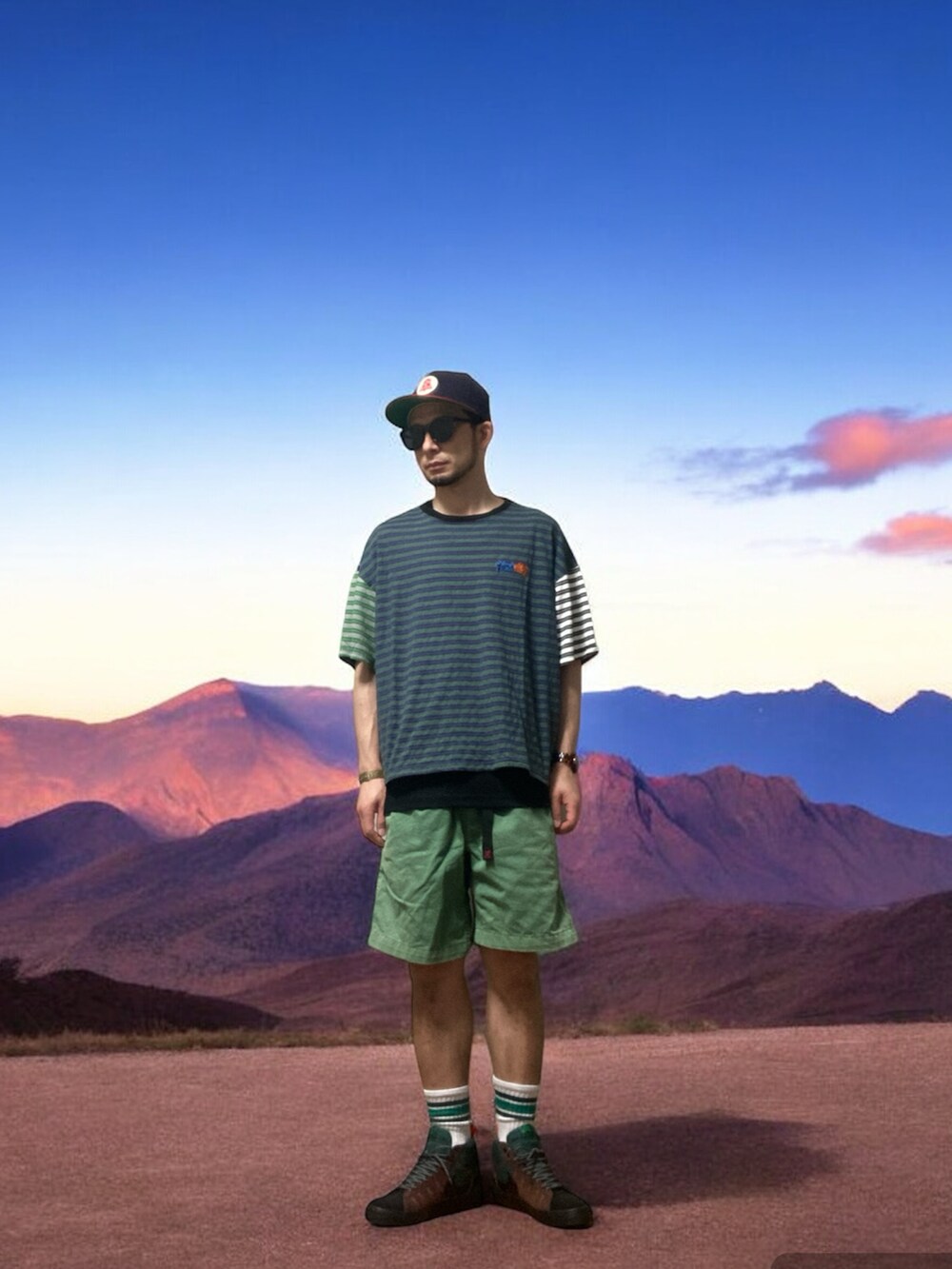 ブラウン系のスニーカー、グリーン系のその他パンツ、グリーン系のTシャツ/カットソーを着用したメンズの夏コーディネートの2枚目の写真