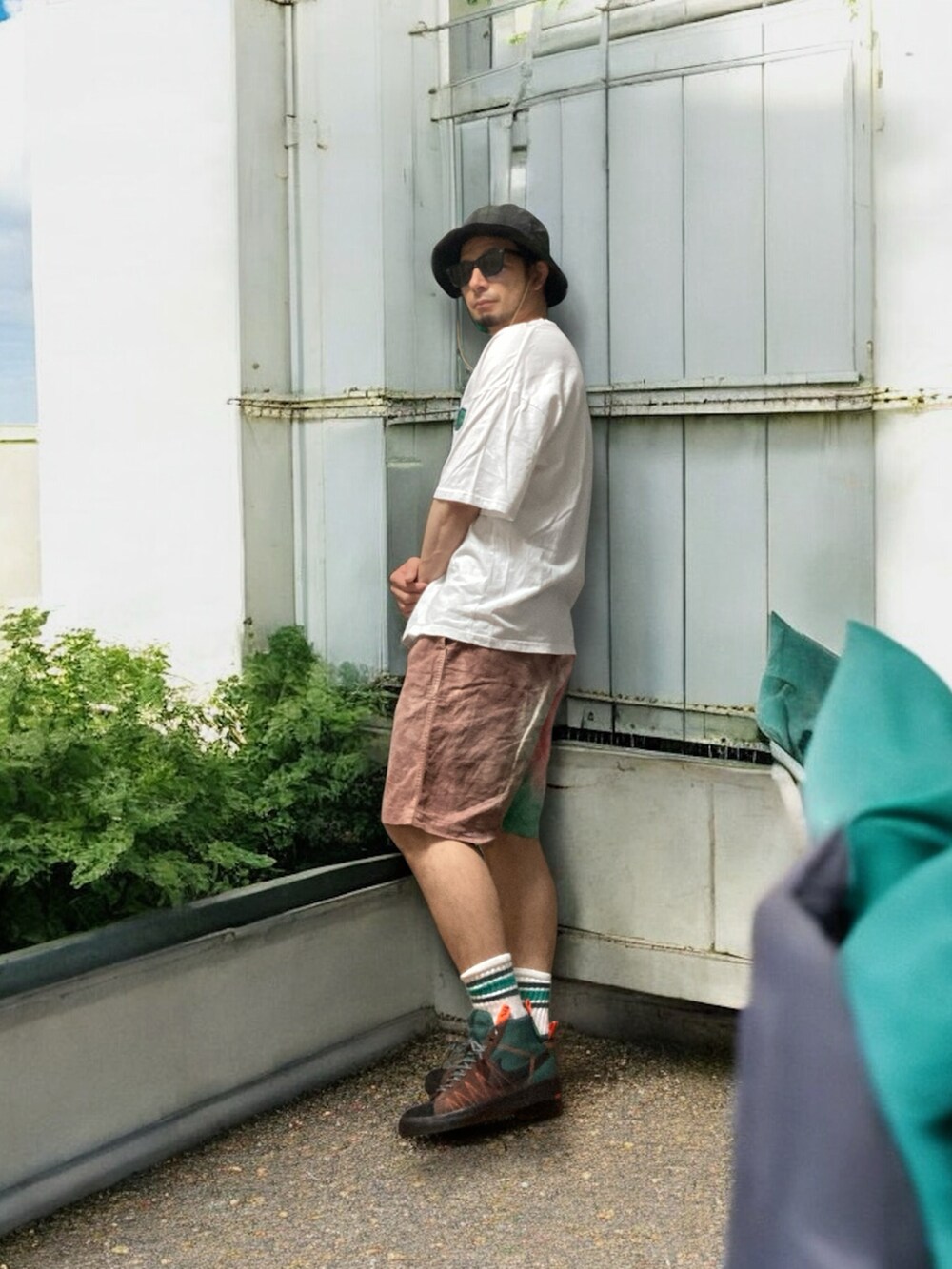 その他のパンツ、ホワイト系のTシャツ/カットソー、ブラウン系のスニーカーを着用したメンズの夏コーディネートの2枚目の写真