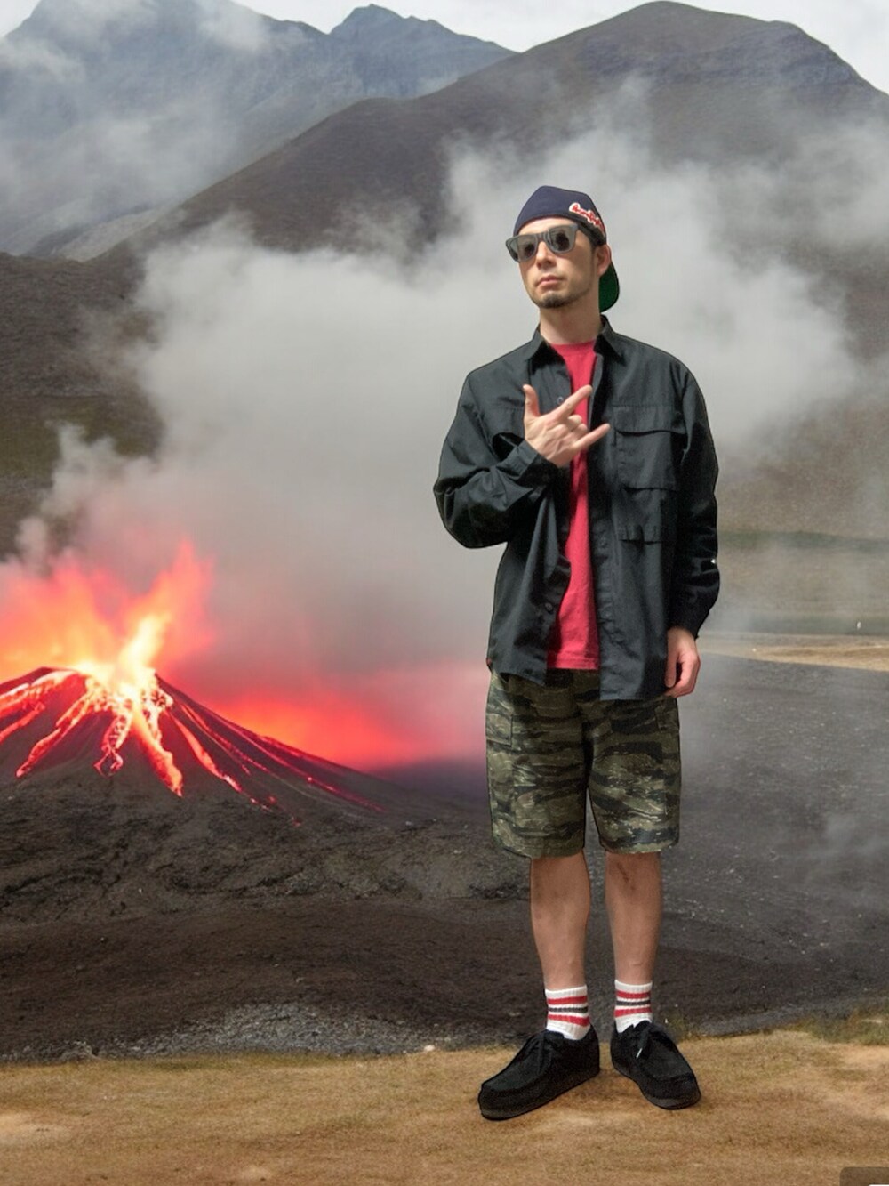 ブラック系のモカシン/デッキシューズ、その他のカーゴパンツ、レッド系のTシャツ/カットソーを着用したメンズの春コーディネートの2枚目の写真