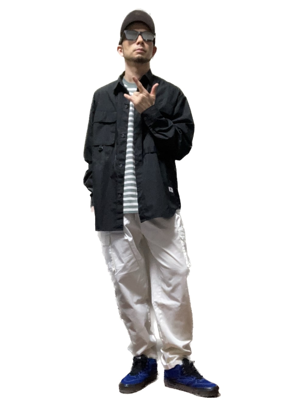 ブラック系のシャツ/ブラウス、グレー系のTシャツ/カットソー、ホワイト系のカーゴパンツを着用したメンズの秋コーディネートの3枚目の写真