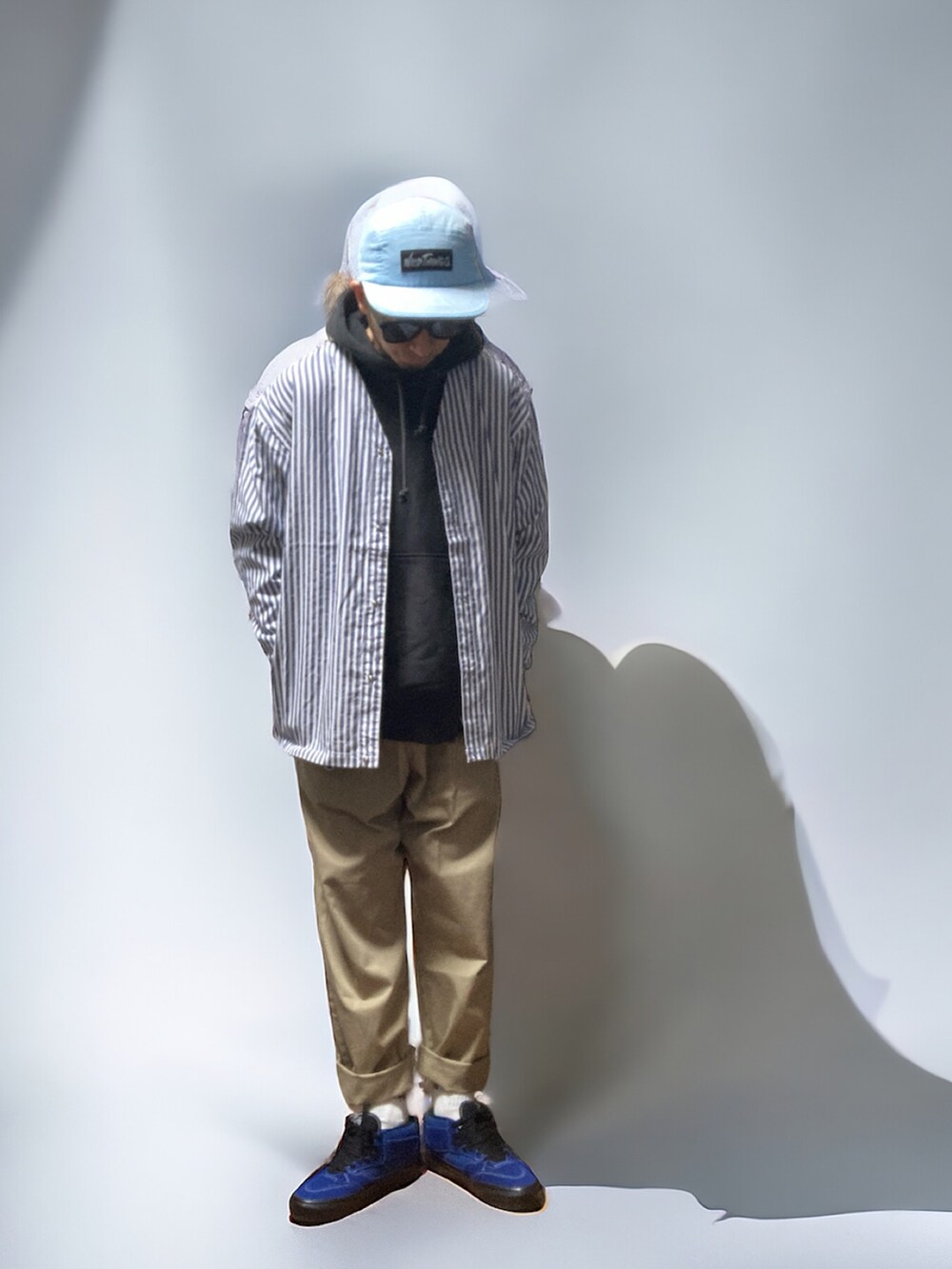 その他のシャツ/ブラウス、ブラック系のパーカー、ベージュ系のチノパンツを着用したメンズの春コーディネートの2枚目の写真