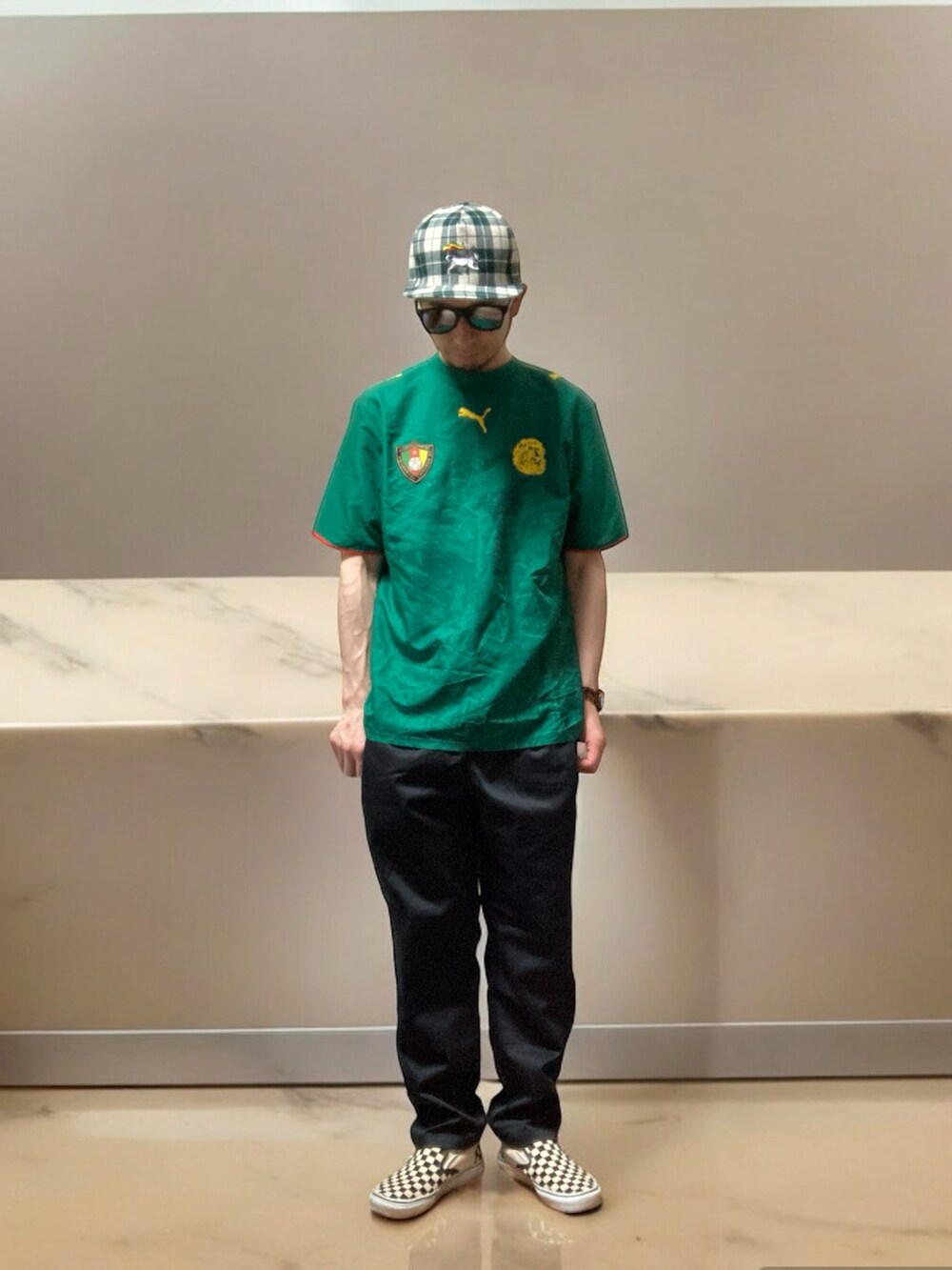 「おじさん、あごひげ、もみあげ、キャップ、エロかぶり、シャツスタイル、カメルーン代表、チノパンツ、スニーカー、スリッポン、ユニフォーム」｜「Dickiesの【GENUINE DICKIES/ジェニュインディッキーズ】イージーテーパード リラックスシェフパンツ（チノパンツ、ブラック系）」を使った、モミヒゲさん（メンズ・175cm）の春コーディネートの5枚目の写真