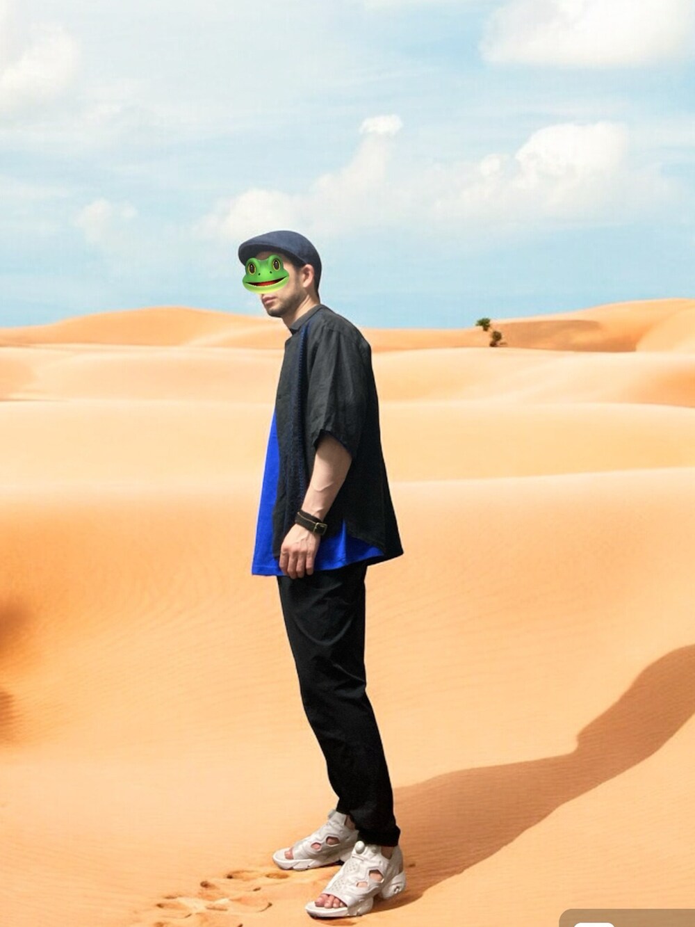 グレー系のサンダル、ブルー系のTシャツ/カットソー、ブラック系のシャツ/ブラウスを着用したメンズの夏コーディネートの2枚目の写真