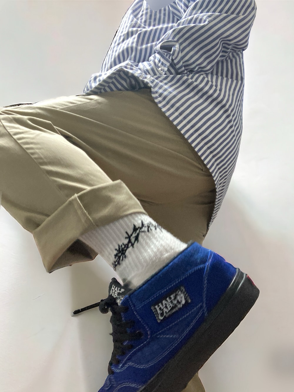 その他のシャツ/ブラウス、ブラック系のパーカー、ベージュ系のチノパンツを着用したメンズの春コーディネートの4枚目の写真
