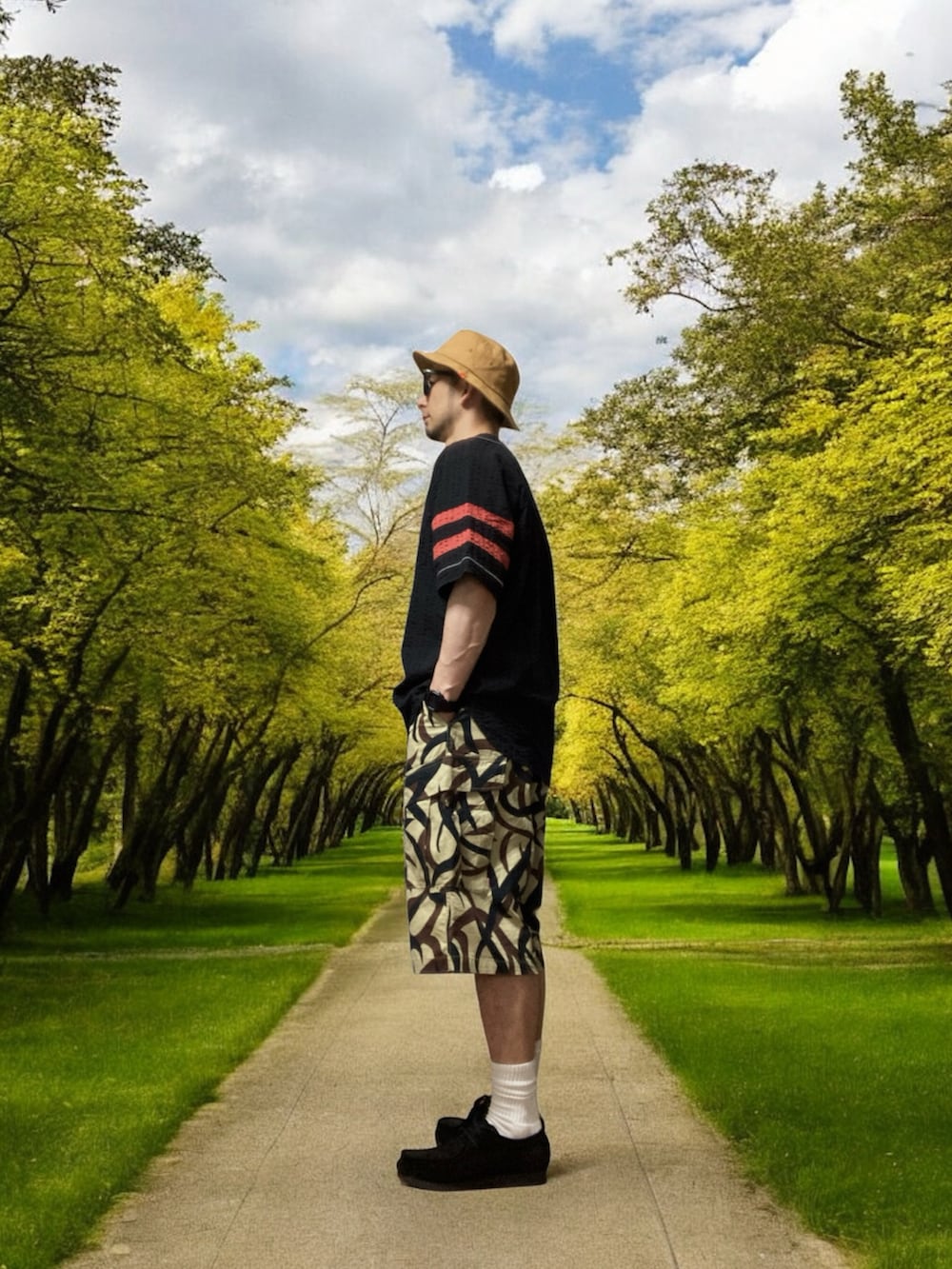 ベージュ系のその他パンツ、ブラック系のトップス、ブラック系のモカシン/デッキシューズを着用したメンズの夏コーディネートの3枚目の写真