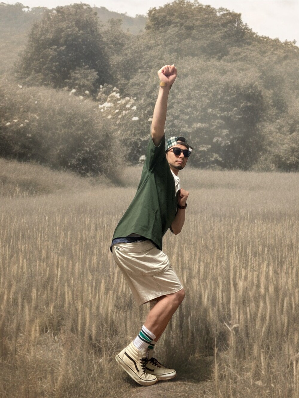 ベージュ系のその他パンツ、ホワイト系のスニーカー、グリーン系のTシャツ/カットソーを着用したメンズの夏コーディネートの4枚目の写真