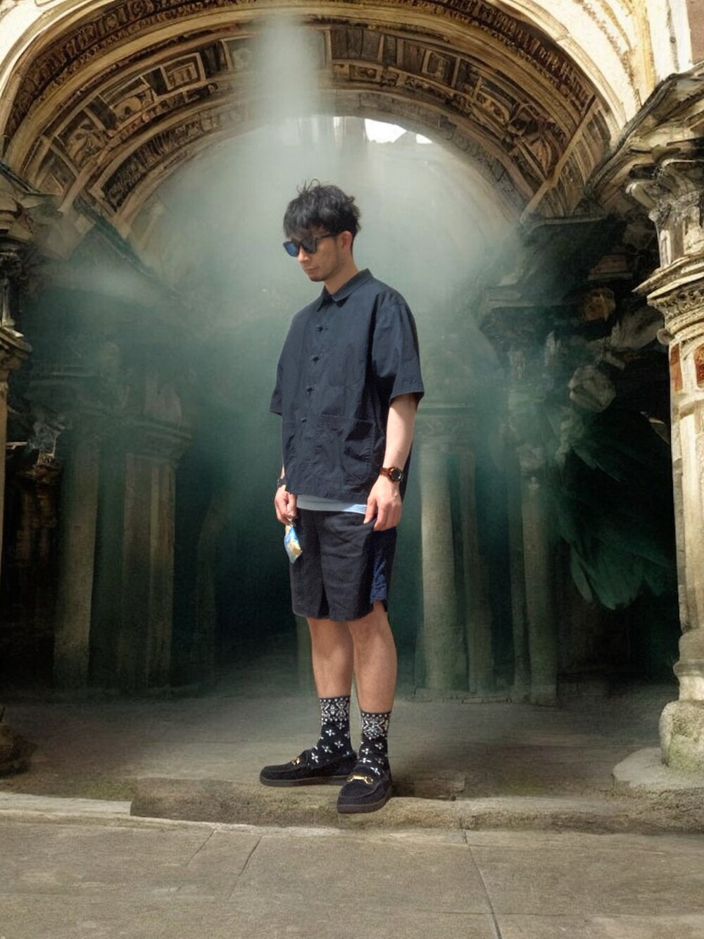 ブラック系のシャツ/ブラウス、ブラック系のその他パンツ、ブラック系のローファーを着用したメンズの春コーディネートの3枚目の写真