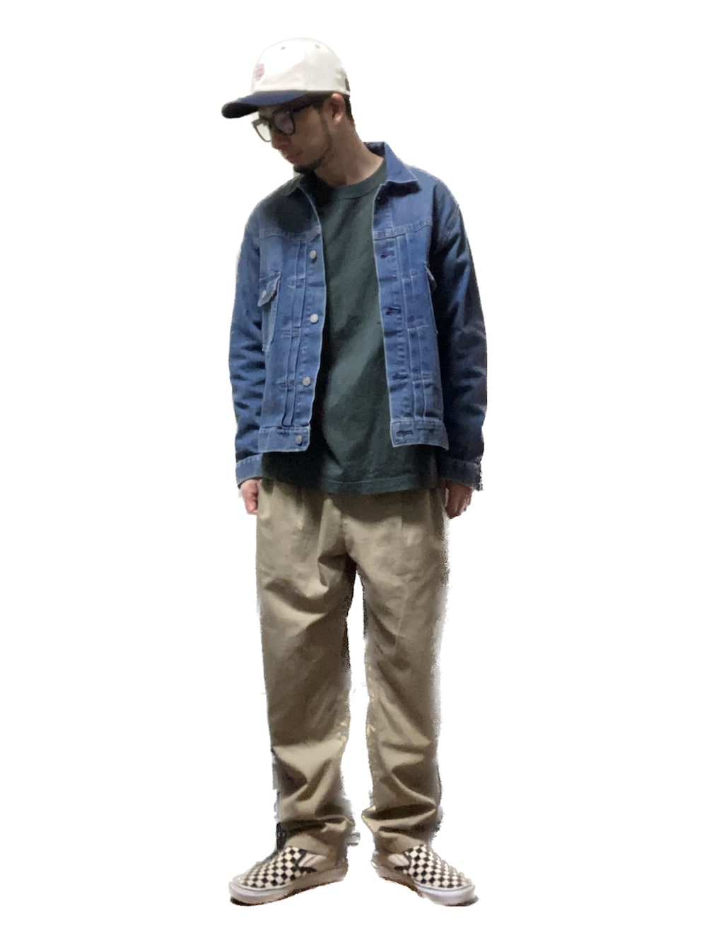 「おじさん、あごひげ、もみあげ、キャップ、デニムジャケット、ロンT、チノパンツ、スニーカー、スリッポン、チェッカーフラッグ、ファッションを楽しもう」｜「Dickiesのベースボールロゴキャップ（キャップ、ホワイト系）」を使った、モミヒゲさん（メンズ・175cm）の秋コーディネートの2枚目の写真
