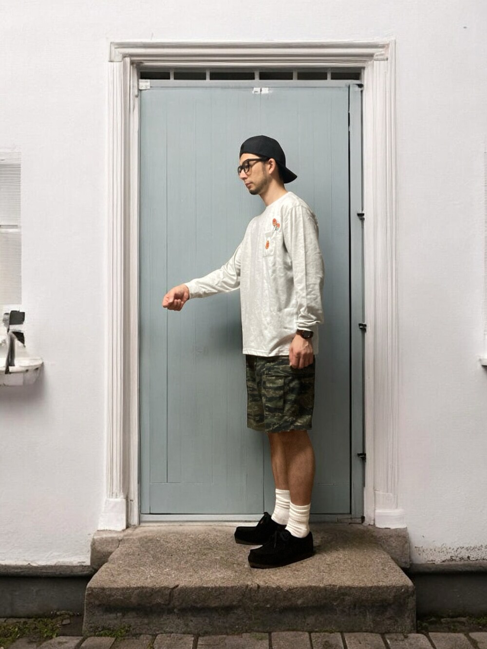 グレー系のTシャツ/カットソー、その他のカーゴパンツ、ブラック系のモカシン/デッキシューズを着用したメンズの秋コーディネートの2枚目の写真