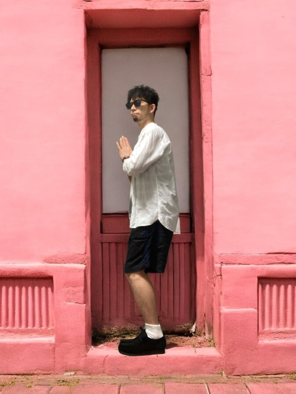 「おじさん、あごひげ、もみあげ、バンドカラーシャツ、タンクトップ、短パン、モカシンシューズ」｜「Universal Style WearのUniversal Style Wear キューバ パンツ（その他パンツ、ブラック系）」を使った、モミヒゲさん（メンズ・175cm）の春コーディネートの2枚目の写真