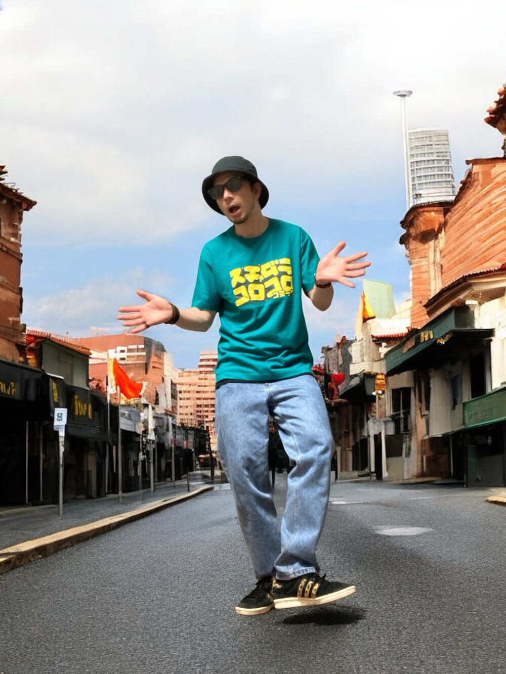 ブルー系のデニムパンツ、ブラック系のスニーカー、グリーン系のTシャツ/カットソーを着用したメンズの夏コーディネートの3枚目の写真