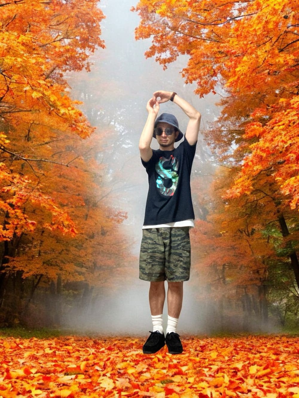その他のカーゴパンツ、ブラック系のモカシン/デッキシューズ、ブラック系のTシャツ/カットソーを着用したメンズの秋コーディネートの3枚目の写真
