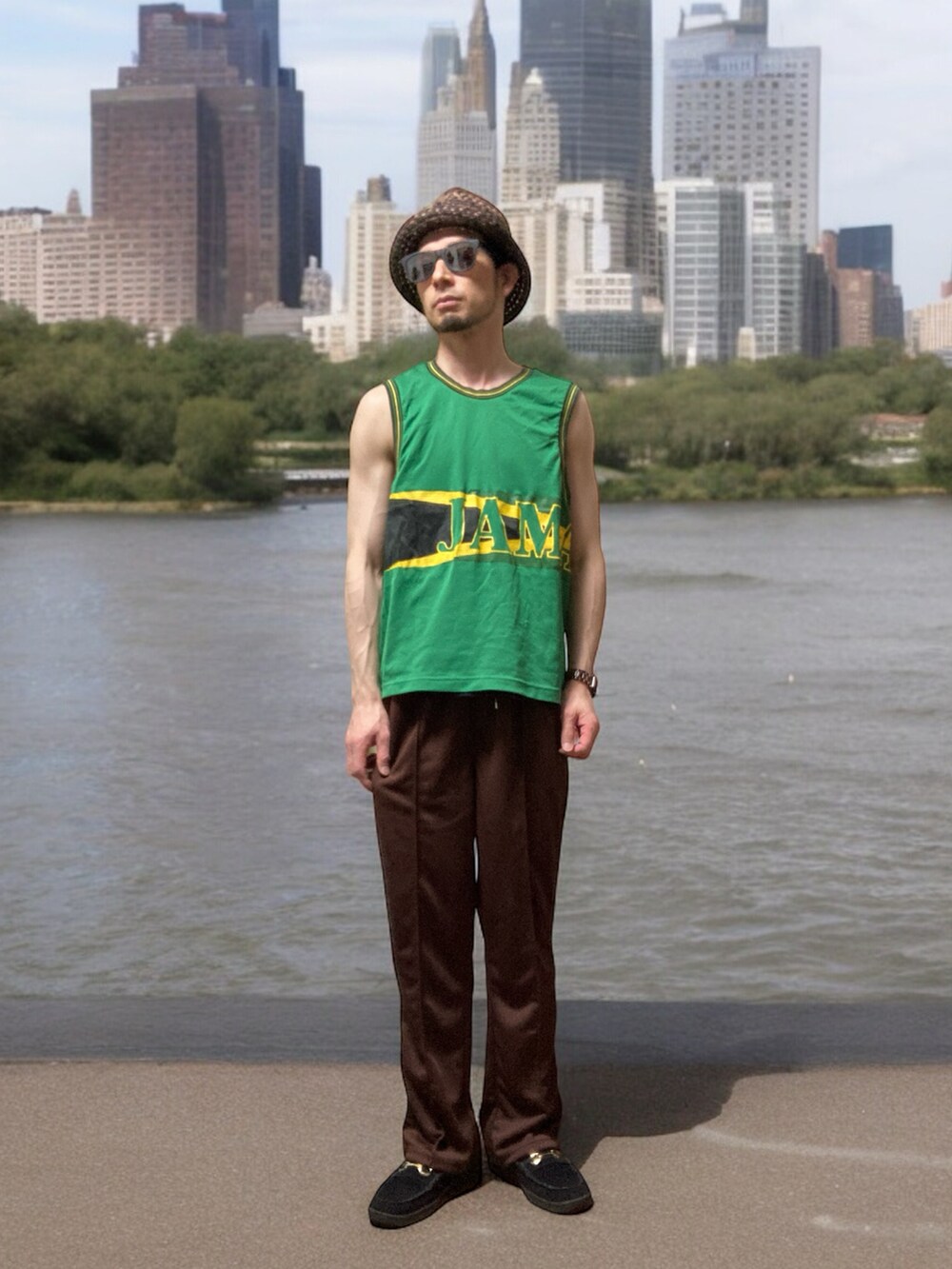 ブラウン系のその他パンツ、ブラック系のローファー、グリーン系のタンクトップを着用したメンズの春コーディネートの3枚目の写真