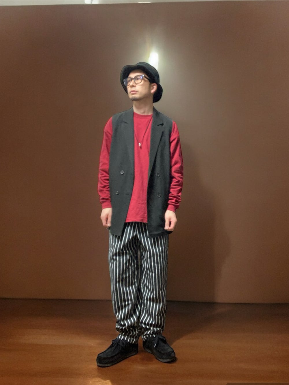 「おじさん、あごひげ、もみあげ、ハット、チョッキ、ロンT、ストライプパンツ、モカシンシューズ、奥さんの借りもの」｜「RED KAPのアイテム（チノパンツ、ブラック系）」を使った、モミヒゲさん（メンズ・175cm）の春コーディネートの2枚目の写真