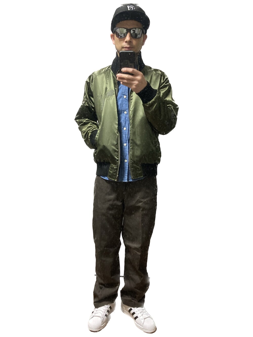 グリーン系のブルゾン、ブルー系のシャツ/ブラウス、ブラウン系のチノパンツを着用したメンズの冬コーディネートの3枚目の写真