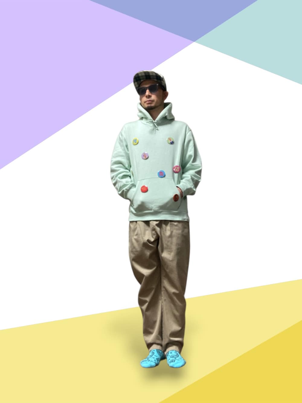 レッド系のチノパンツ、グリーン系のパーカー、レッド系のスニーカーを着用したメンズの春コーディネートの3枚目の写真