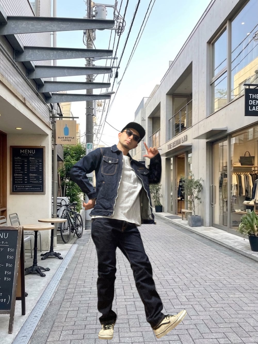 ブルー系のデニムジャケット、ブルー系のデニムパンツ、ホワイト系のスニーカーを着用したメンズの春コーディネートの4枚目の写真