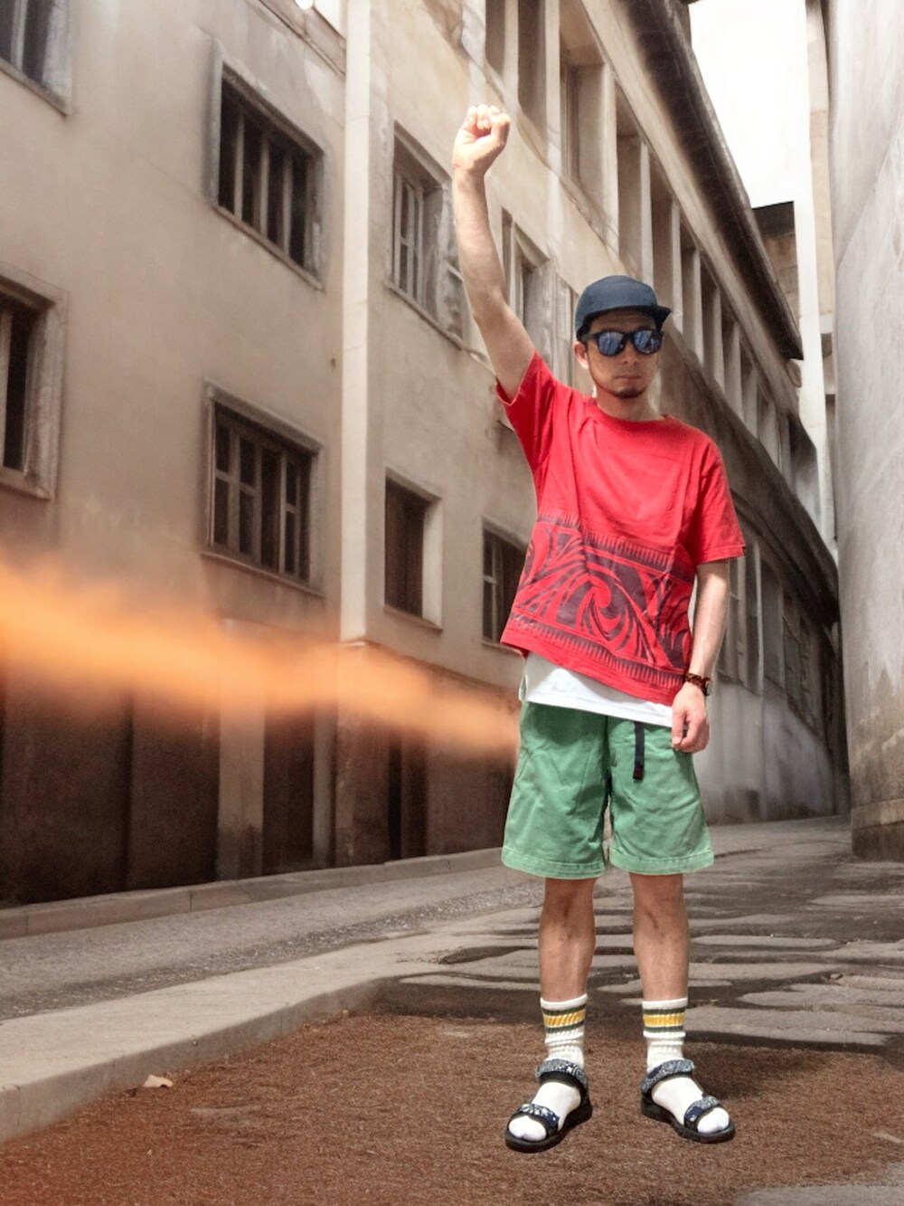 グリーン系のその他パンツ、ブルー系のサンダル、レッド系のTシャツ/カットソーを着用したメンズの夏コーディネートの4枚目の写真