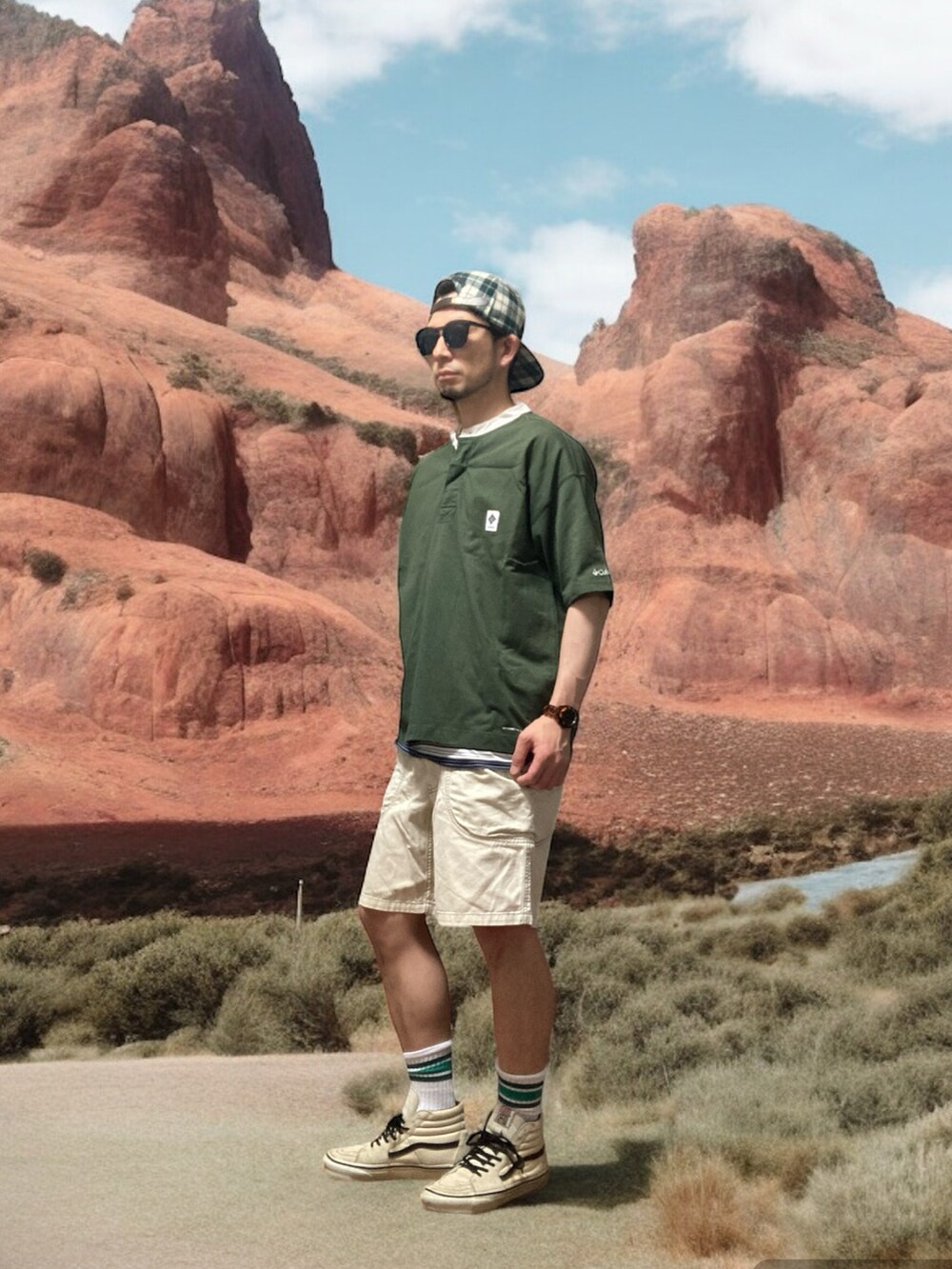 ベージュ系のその他パンツ、ホワイト系のスニーカー、グリーン系のTシャツ/カットソーを着用したメンズの夏コーディネートの2枚目の写真