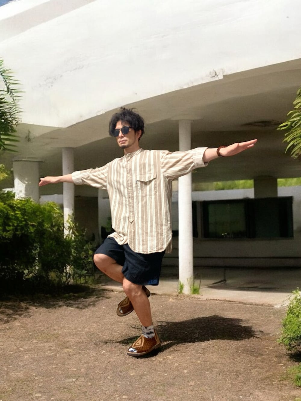 ブラウン系のサンダル、ブラック系のその他パンツ、ベージュ系のシャツ/ブラウスを着用したメンズの秋コーディネートの5枚目の写真