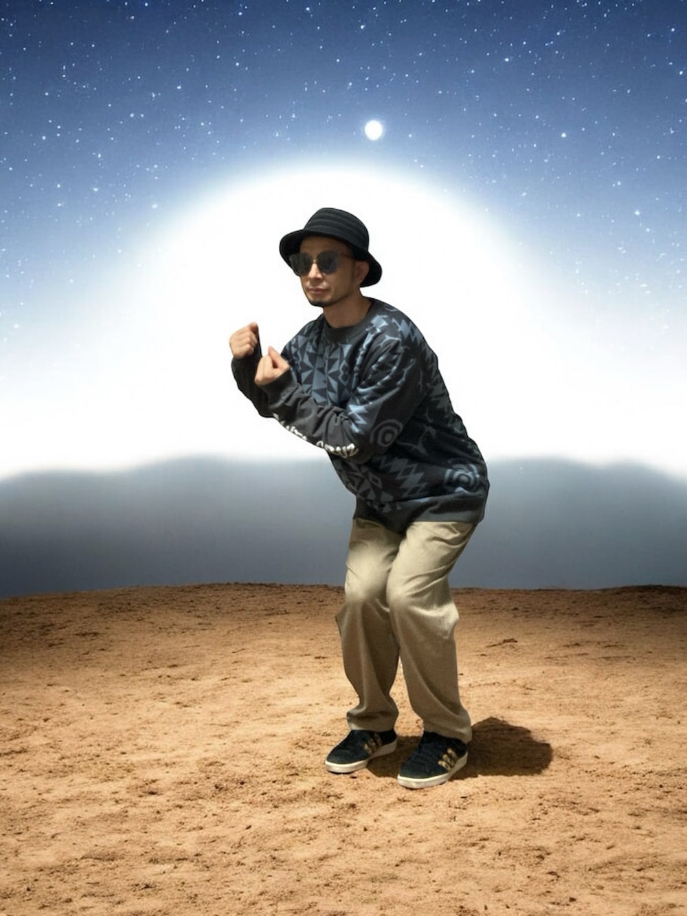 ベージュ系のチノパンツ、ブラック系のスニーカー、グレー系のTシャツ/カットソーを着用したメンズの秋コーディネートの4枚目の写真