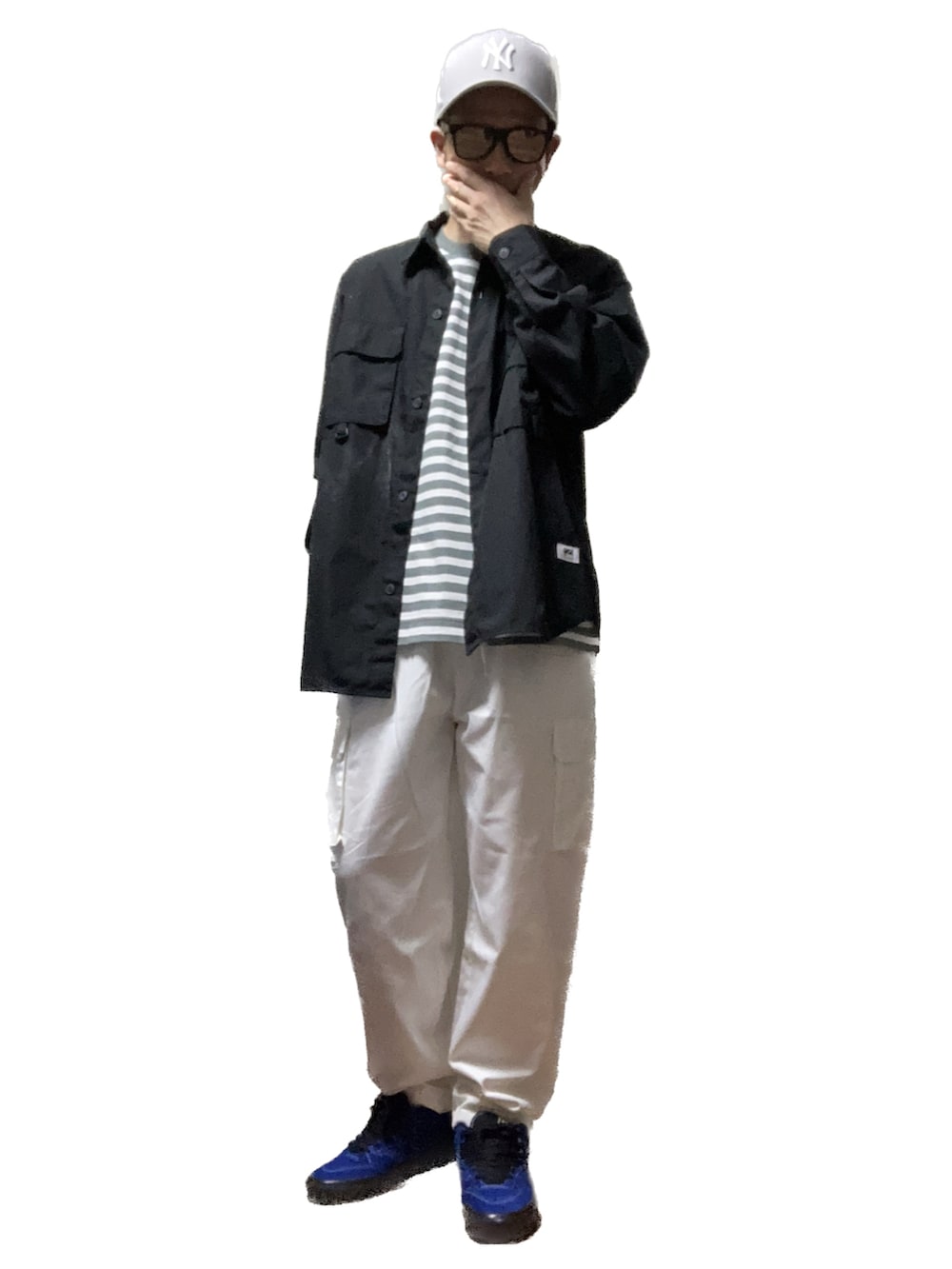 ブラック系のシャツ/ブラウス、グレー系のTシャツ/カットソー、ホワイト系のカーゴパンツを着用したメンズの秋コーディネートの2枚目の写真