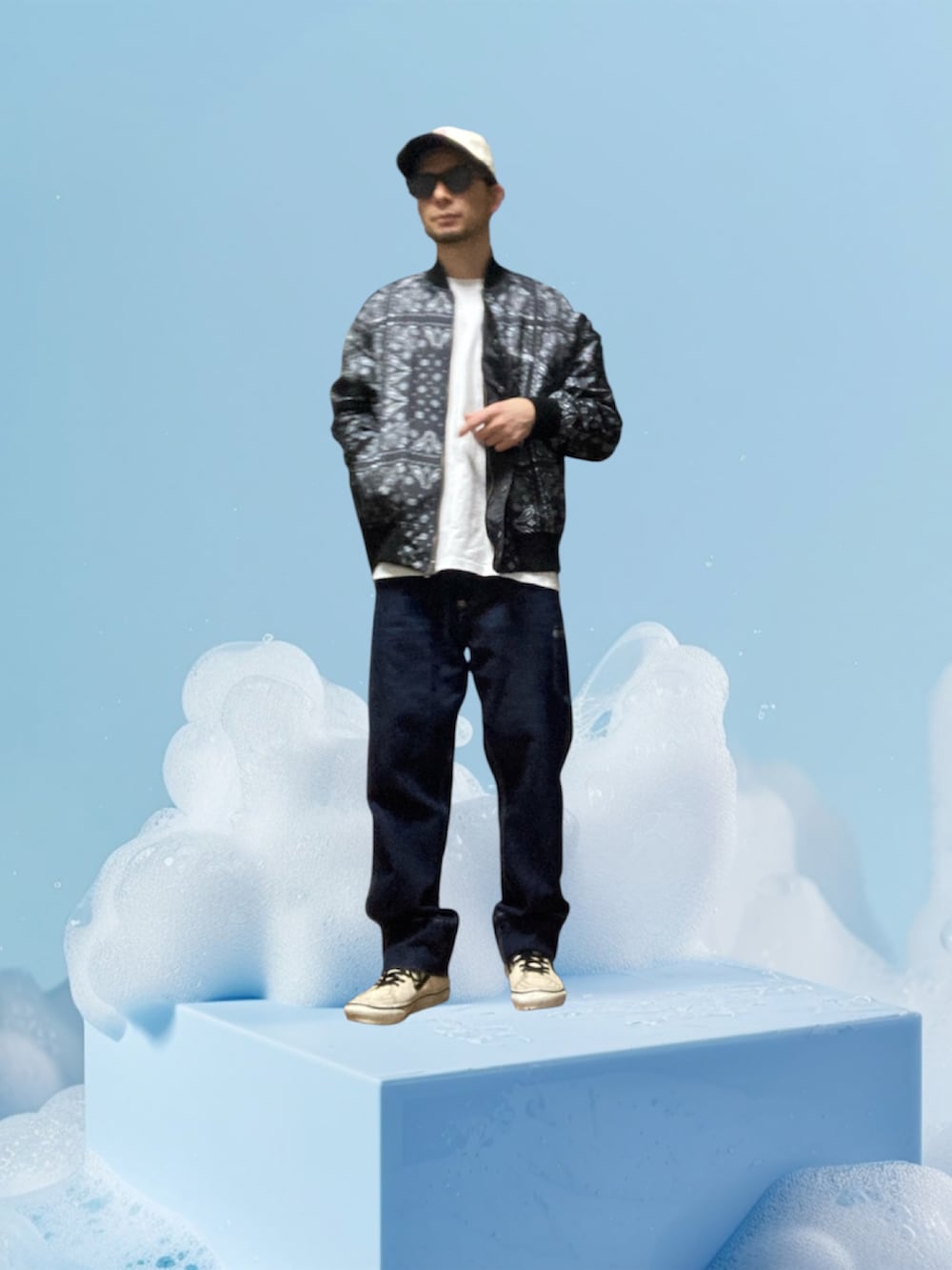 ブルー系のデニムパンツ、ブラック系のMA-1、ブラウン系のブルゾンを着用したメンズの冬コーディネートの2枚目の写真