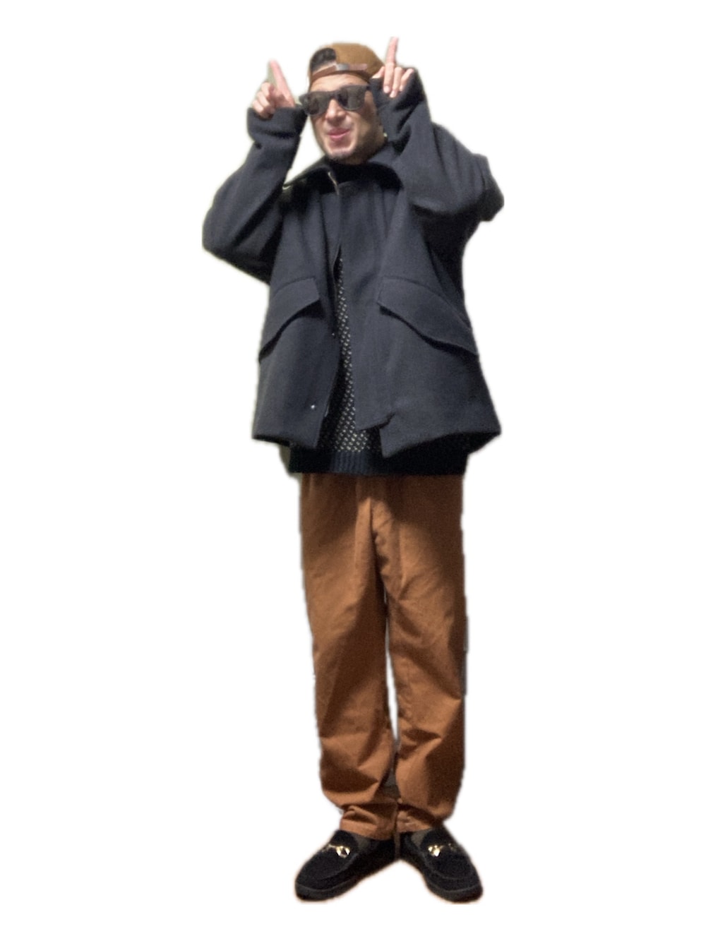 ブラウン系のチノパンツ、ブラック系のローファー、グレー系のその他アウターを着用したメンズの冬コーディネートの5枚目の写真