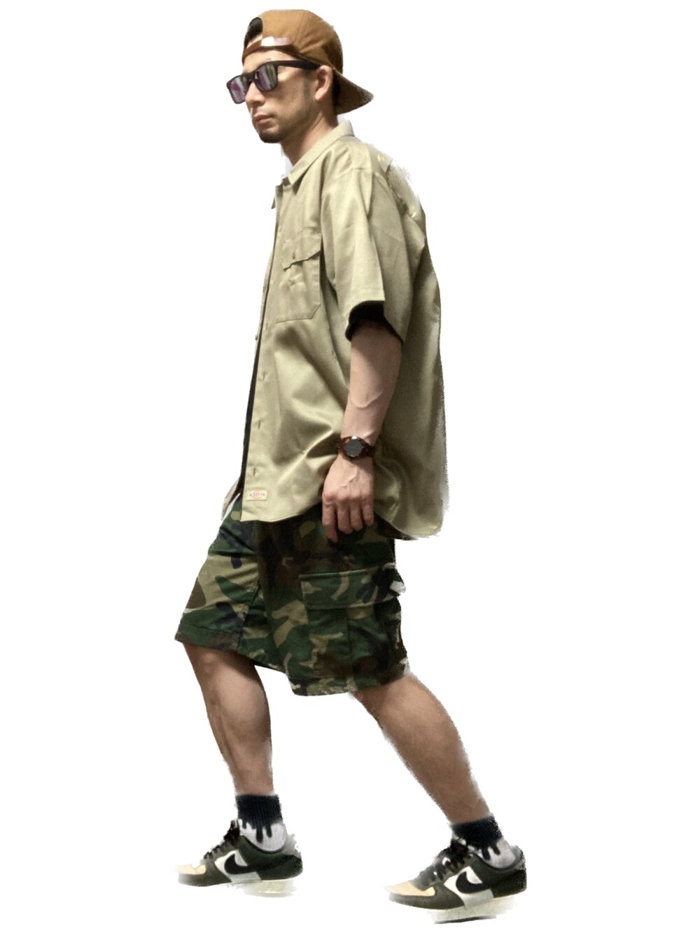 ベージュ系のシャツ/ブラウス、ブラック系のTシャツ/カットソー、その他のカーゴパンツを着用したメンズの夏コーディネートの2枚目の写真