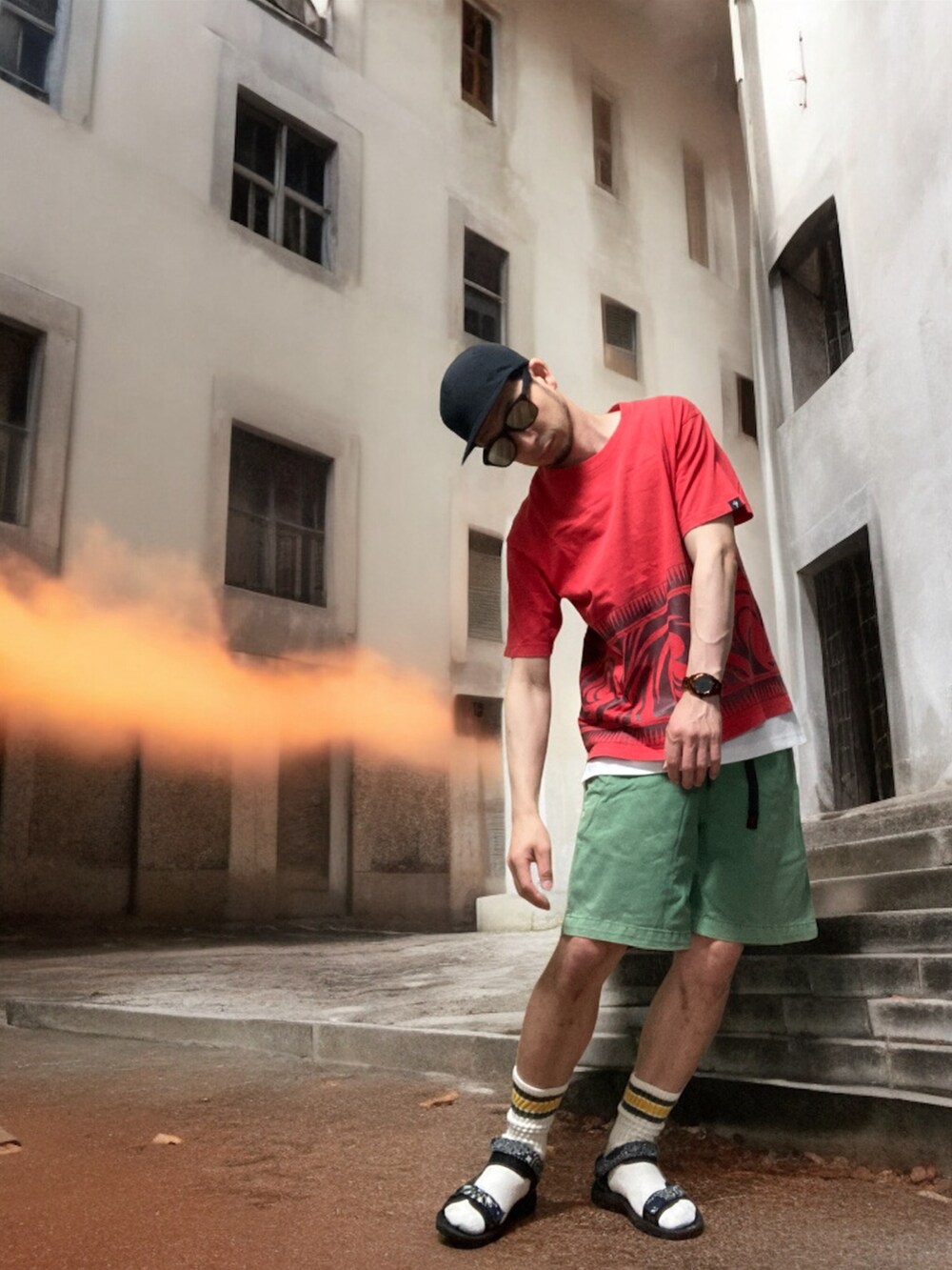 グリーン系のその他パンツ、ブルー系のサンダル、レッド系のTシャツ/カットソーを着用したメンズの夏コーディネートの5枚目の写真