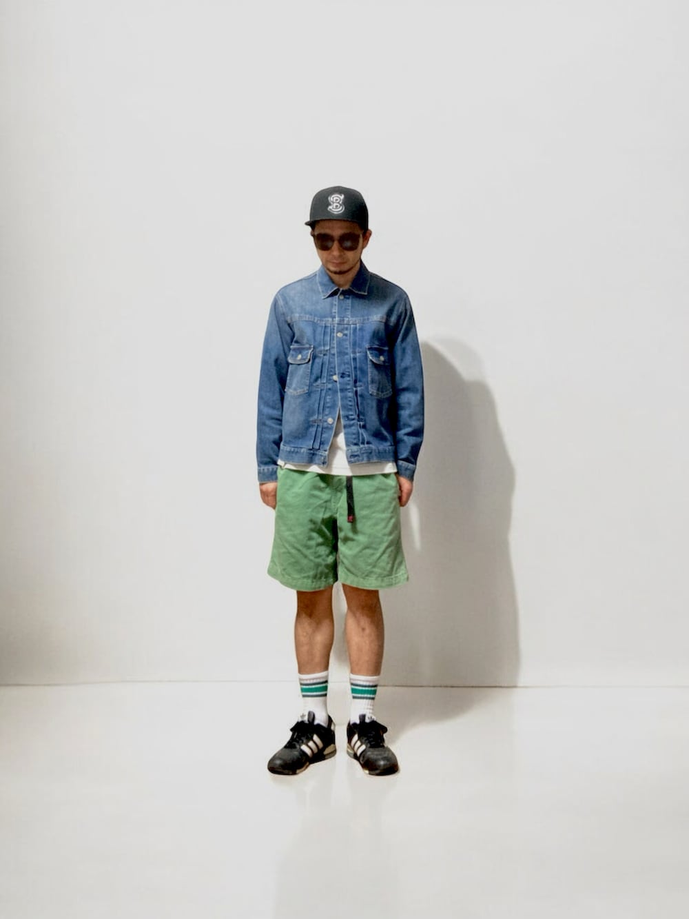 グリーン系のその他パンツ、ブラック系のスニーカー、ブルー系のデニムジャケットを着用したメンズの秋コーディネートの2枚目の写真