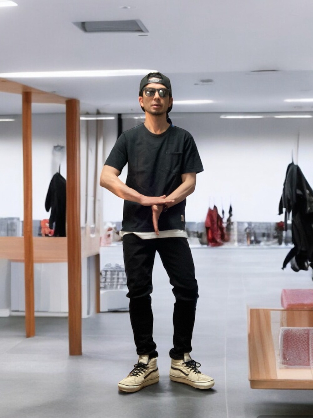 ブラック系のTシャツ/カットソー、ブラック系のその他パンツ、ホワイト系のスニーカーを着用したメンズの夏コーディネートの5枚目の写真