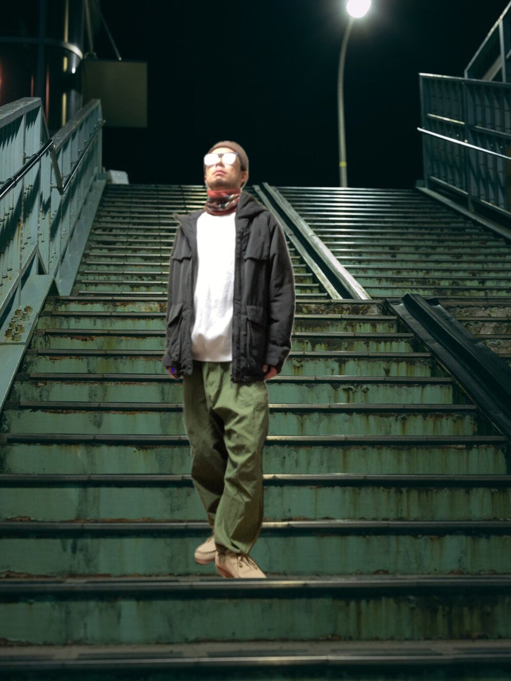 ブラック系のマウンテンパーカー、ホワイト系のスウェット、グリーン系のカーゴパンツを着用したメンズの冬コーディネートの3枚目の写真