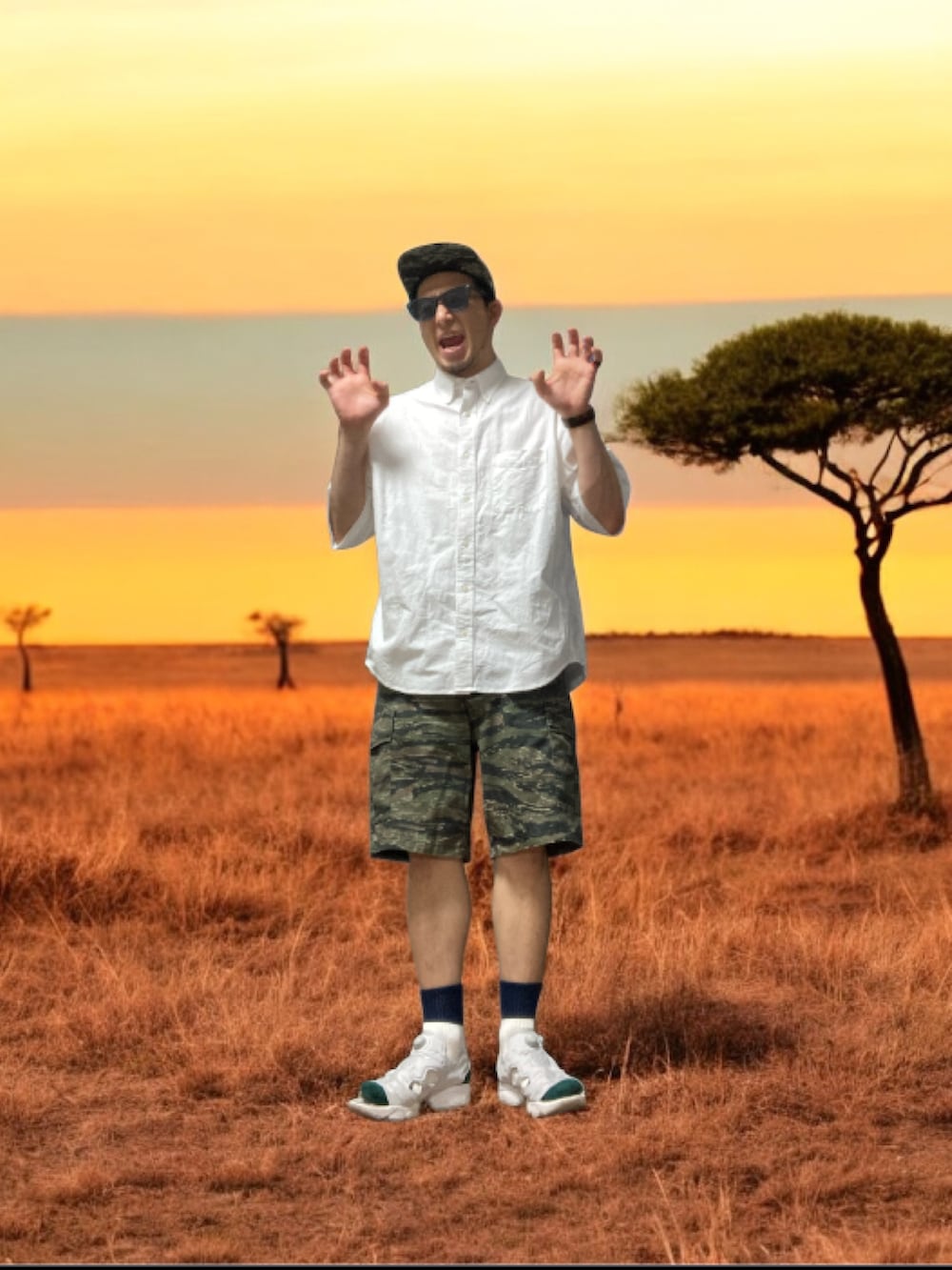 その他のカーゴパンツ、グレー系のサンダル、ホワイト系のシャツ/ブラウスを着用したメンズの秋コーディネートの4枚目の写真