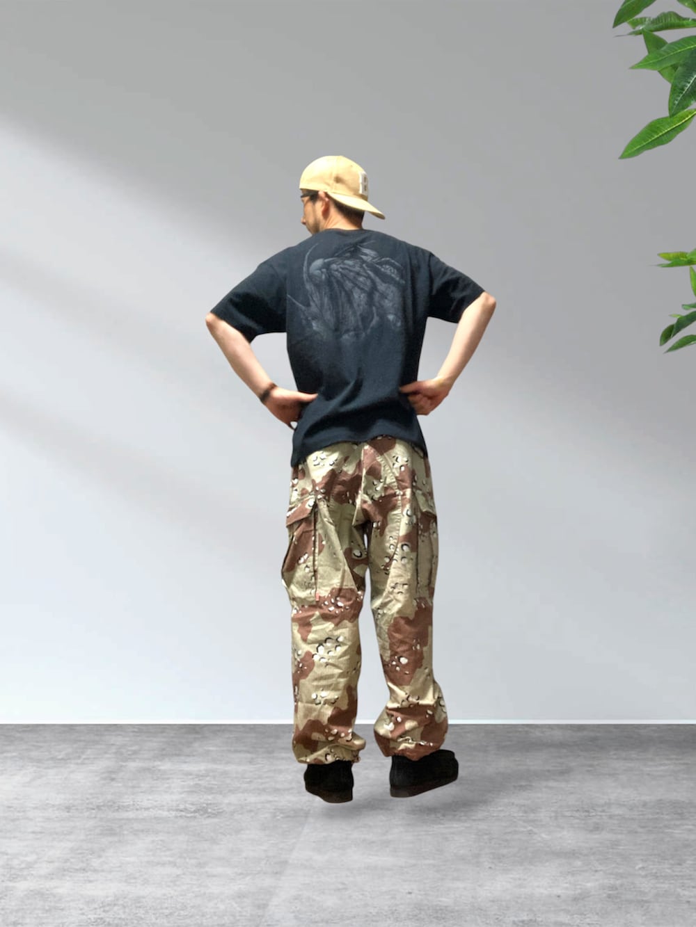 ベージュ系のカーゴパンツ、ブラック系のTシャツ/カットソー、ブラック系のモカシン/デッキシューズを着用したメンズの夏コーディネートの4枚目の写真