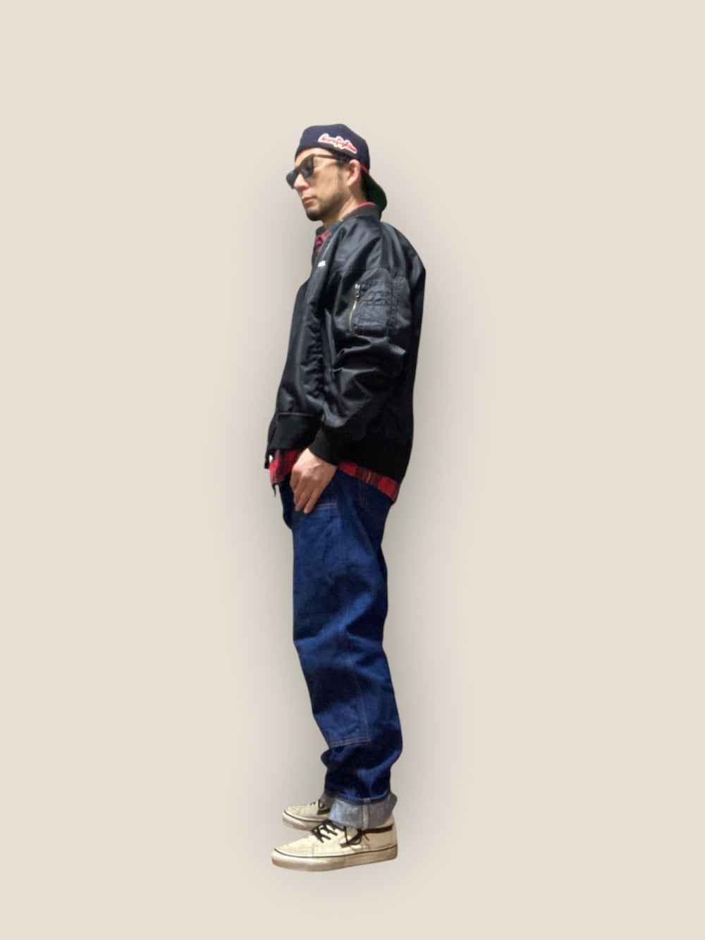 ブラック系のMA-1、レッド系のシャツ/ブラウス、ブルー系のデニムパンツを着用したメンズの冬コーディネートの3枚目の写真