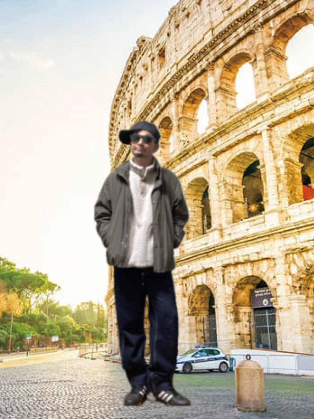 グリーン系のミリタリージャケット、ホワイト系のトップス、ブルー系のデニムパンツを着用したメンズの冬コーディネートの2枚目の写真