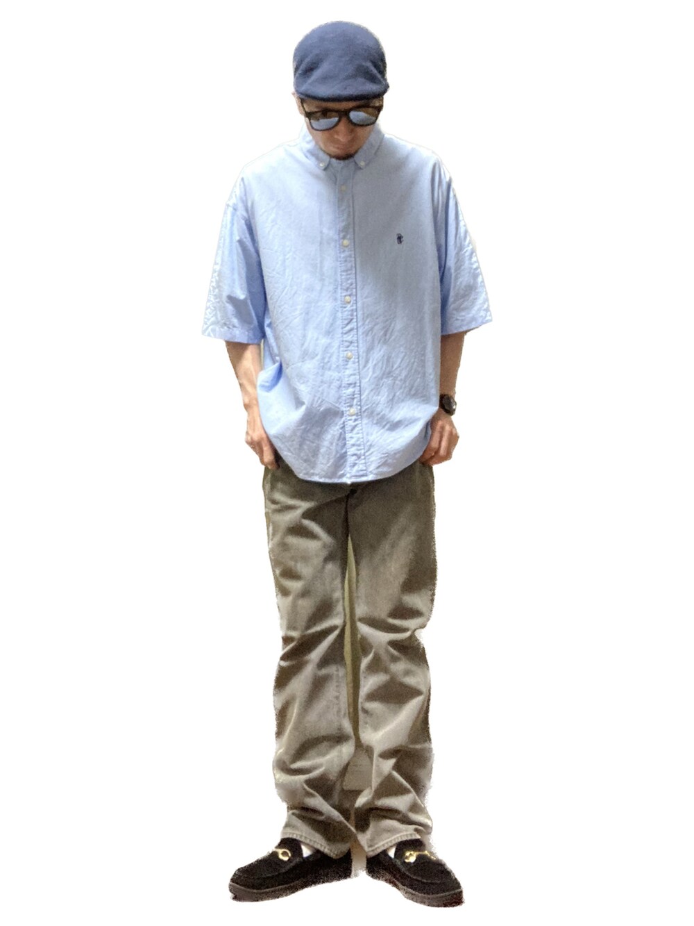 ブルー系のシャツ/ブラウス、ブラック系のローファー、グレー系のデニムパンツを着用したメンズの秋コーディネートの4枚目の写真