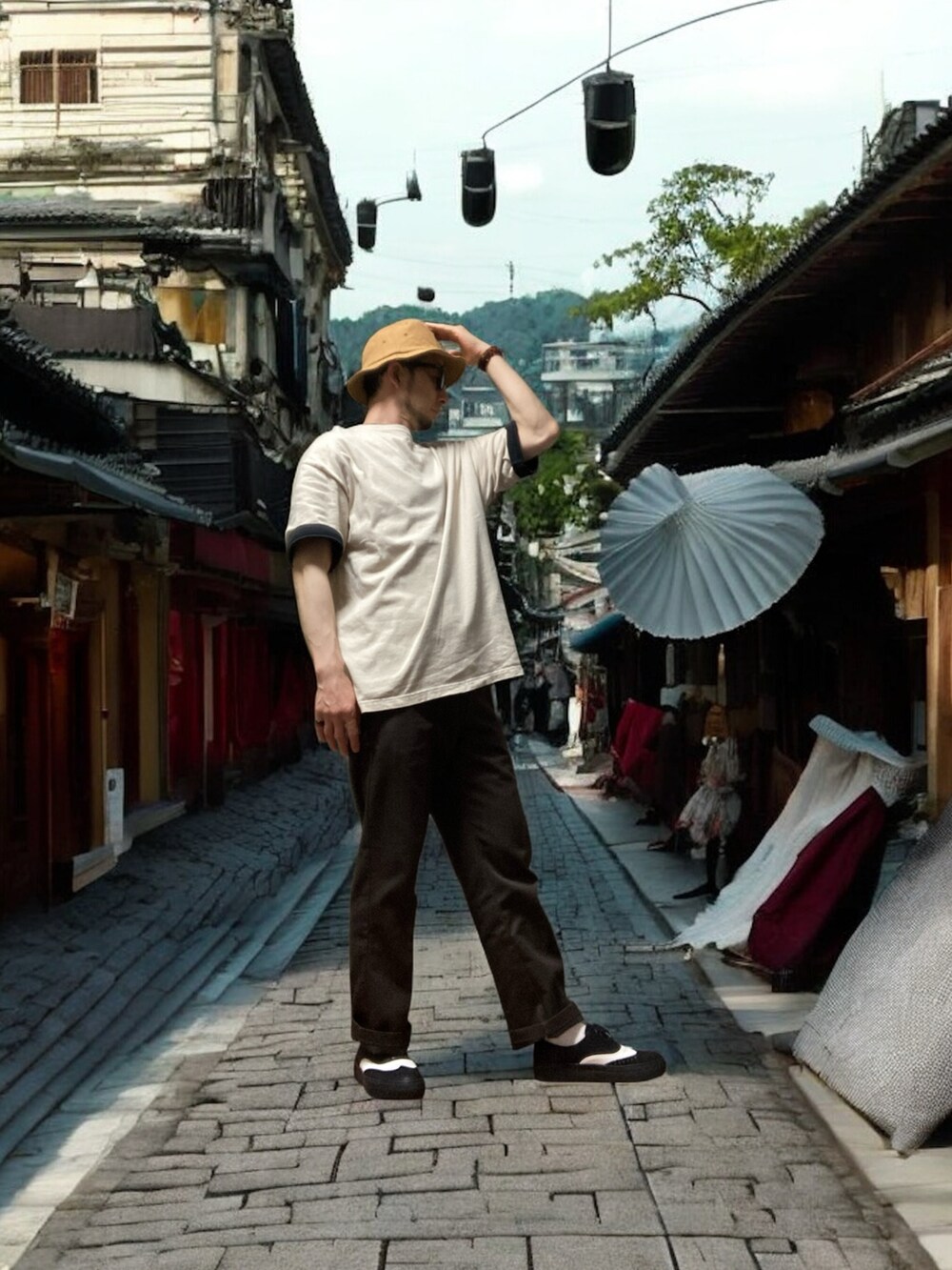 ブラウン系のチノパンツ、ベージュ系のTシャツ/カットソー、ブラック系のスニーカーを着用したメンズの夏コーディネートの5枚目の写真